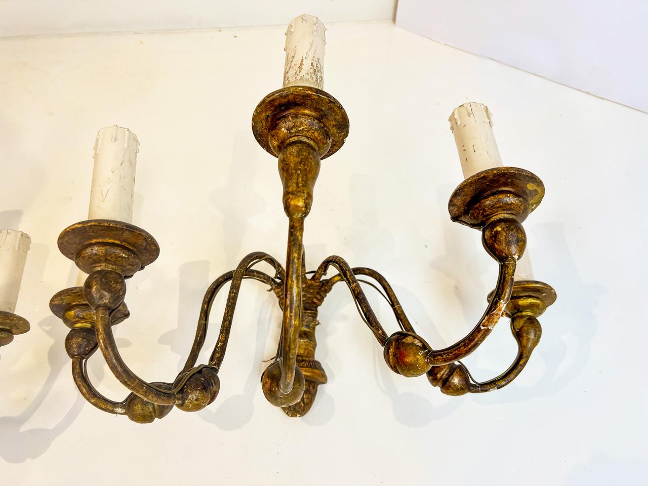 Paire d'appliques italiennes en bois doré, 5 lumières, 18ème siècle en vente 2