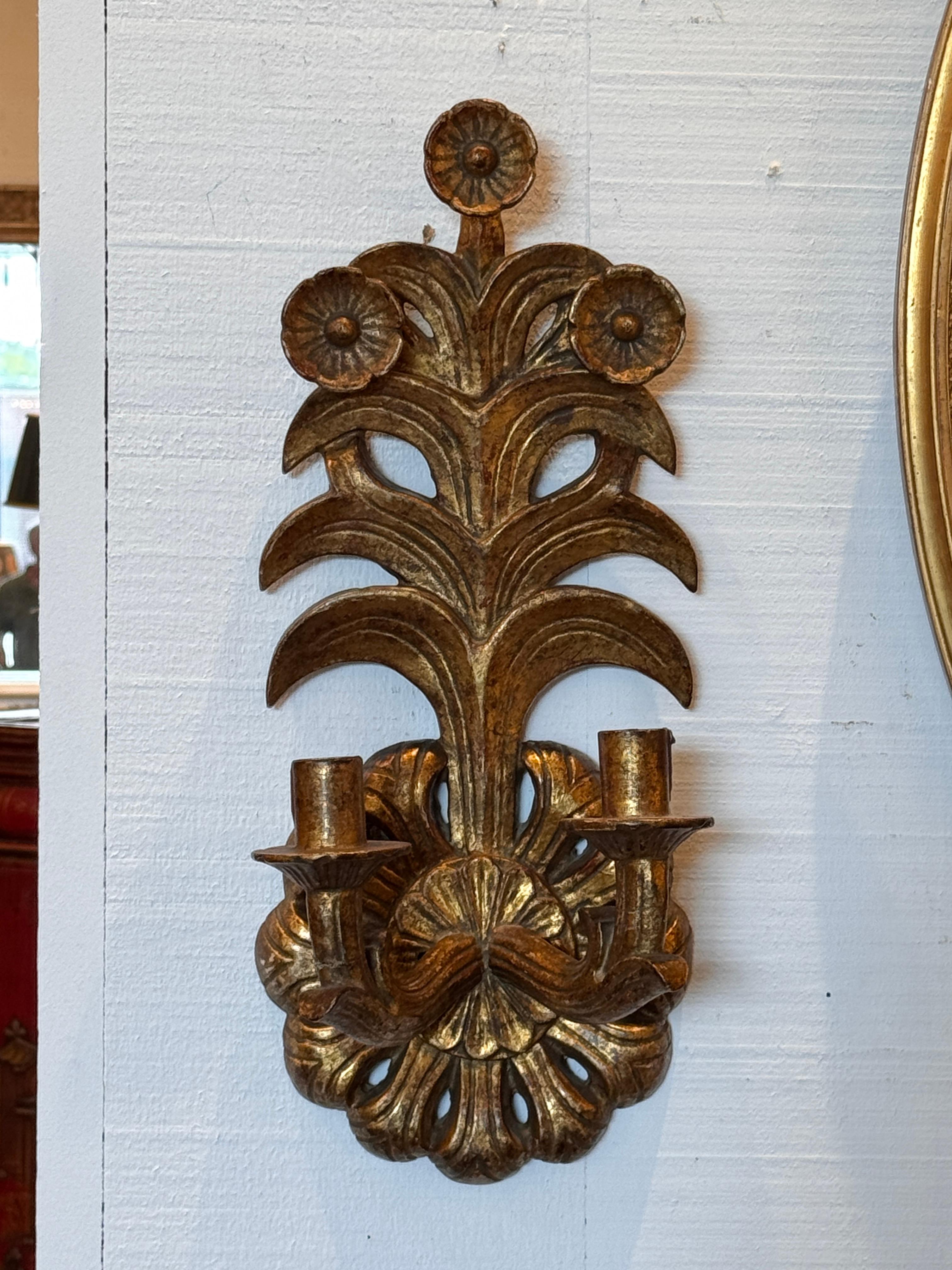 Milieu du XXe siècle Paire d'appliques italiennes en bois doré en vente