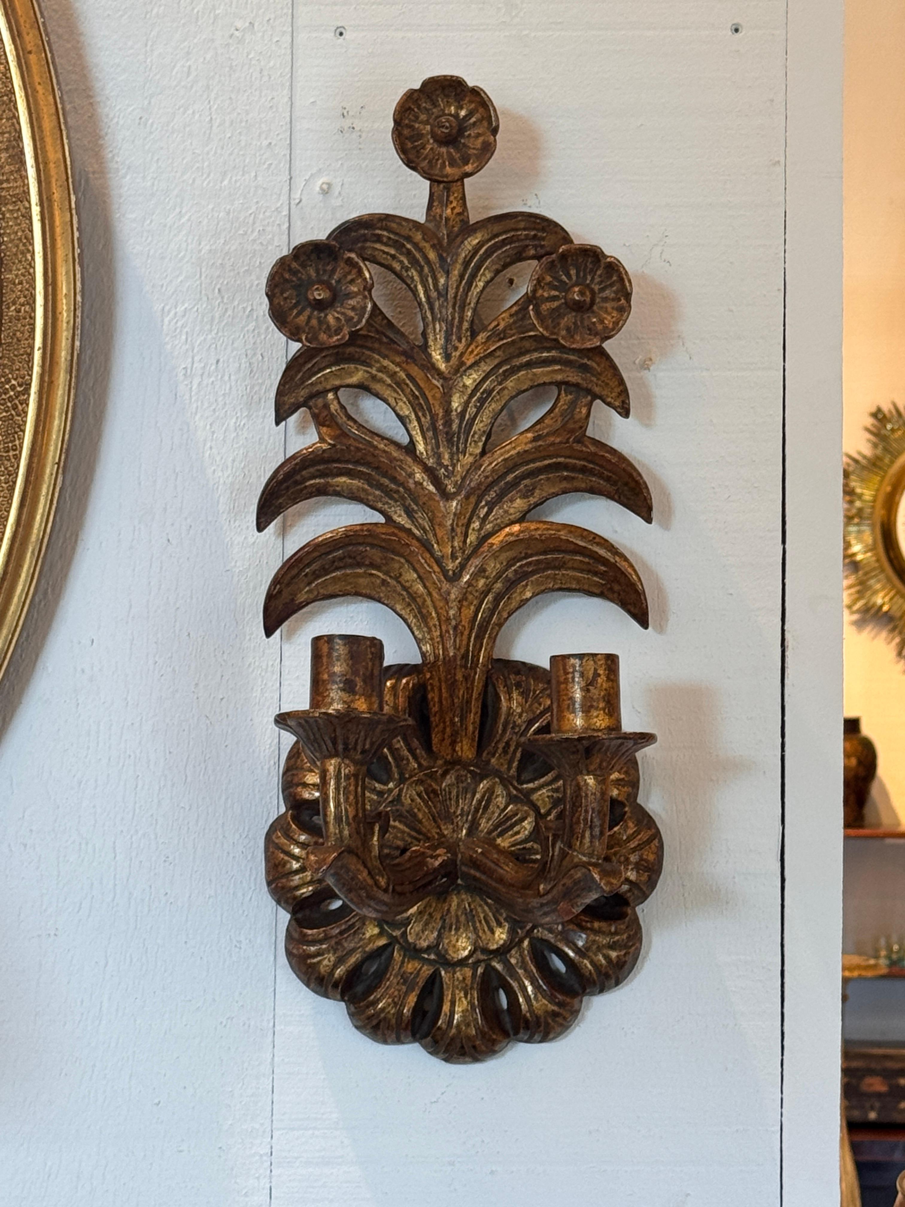 Bois doré Paire d'appliques italiennes en bois doré en vente