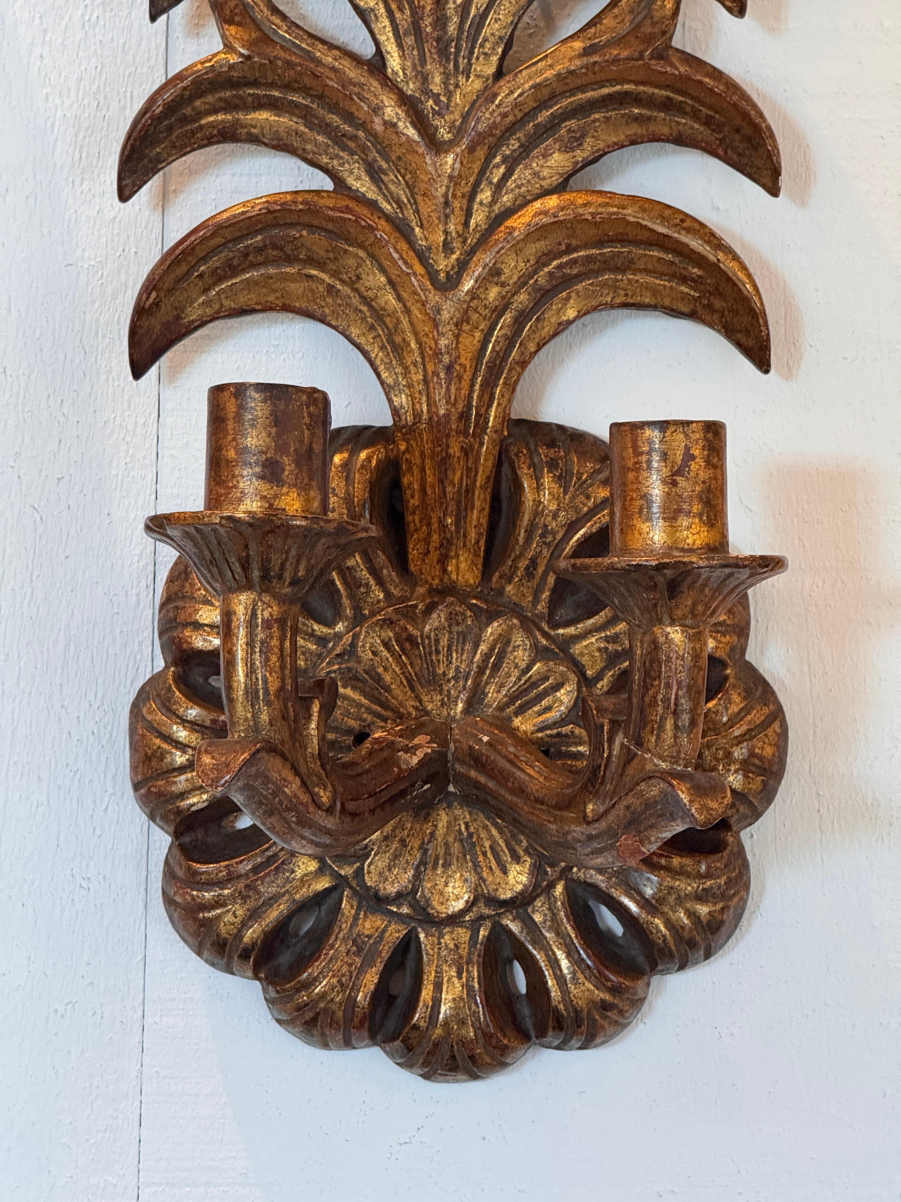 Paire d'appliques italiennes en bois doré en vente 1
