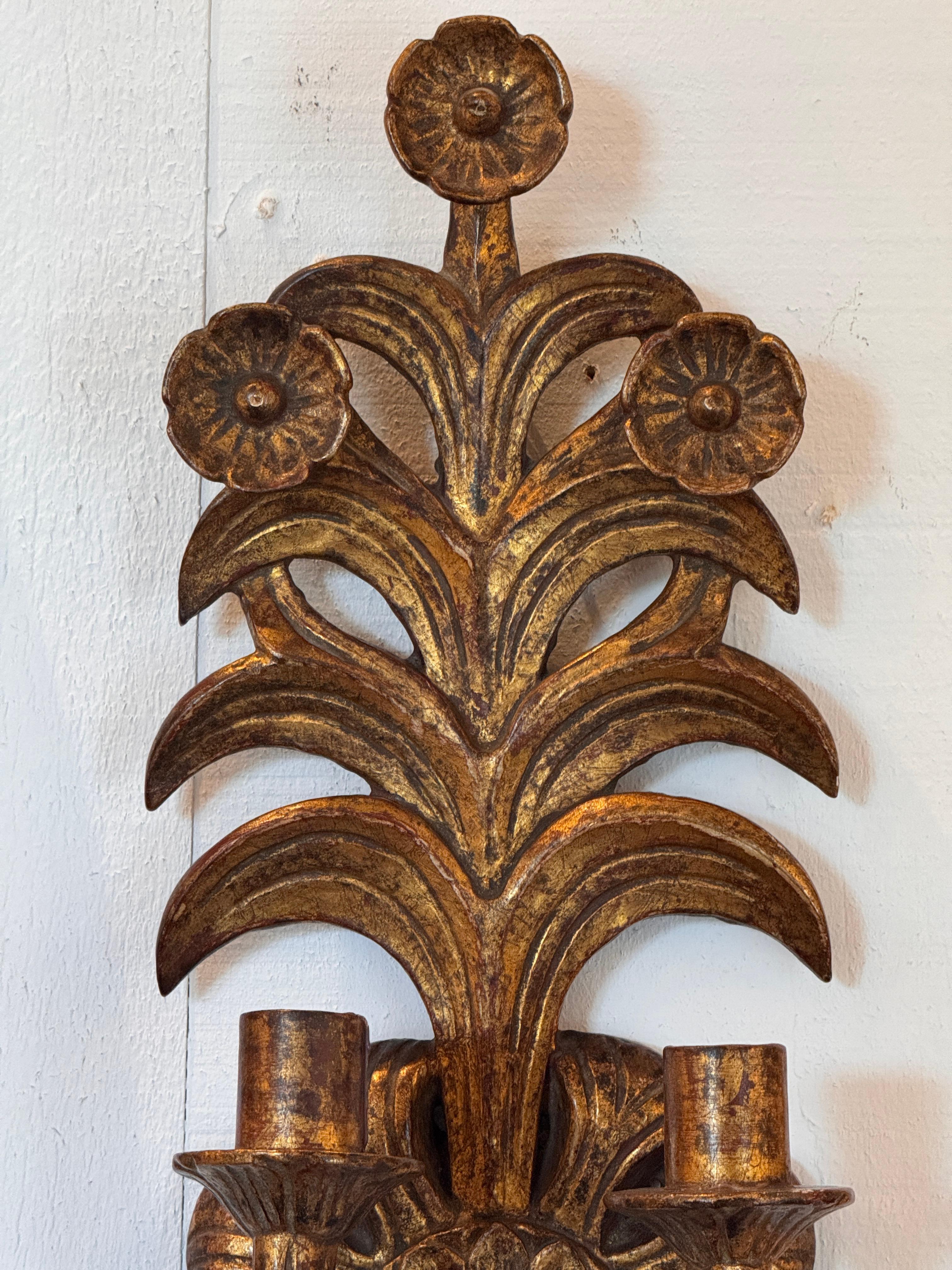 Paire d'appliques italiennes en bois doré en vente 2