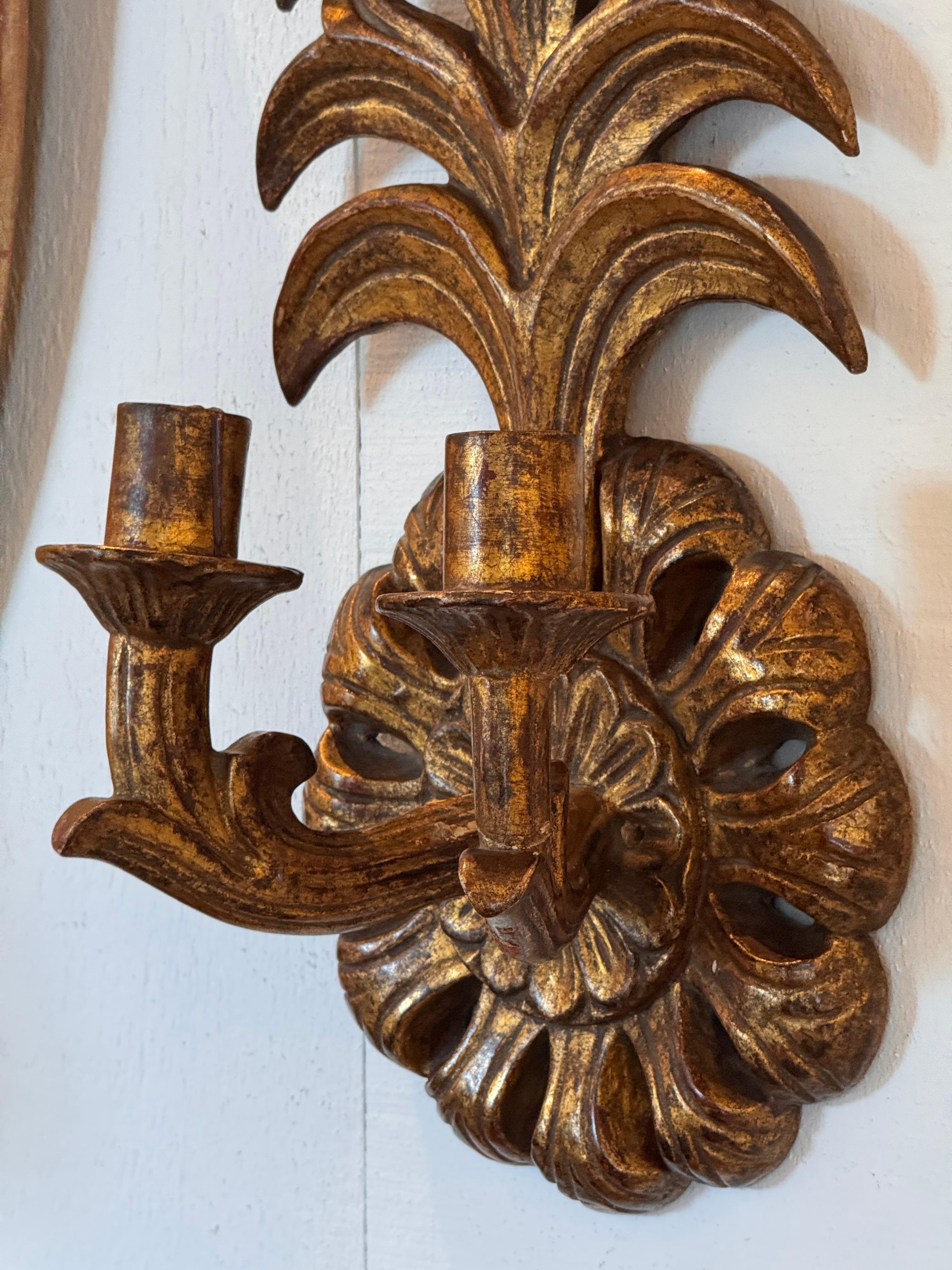 Paire d'appliques italiennes en bois doré en vente 3