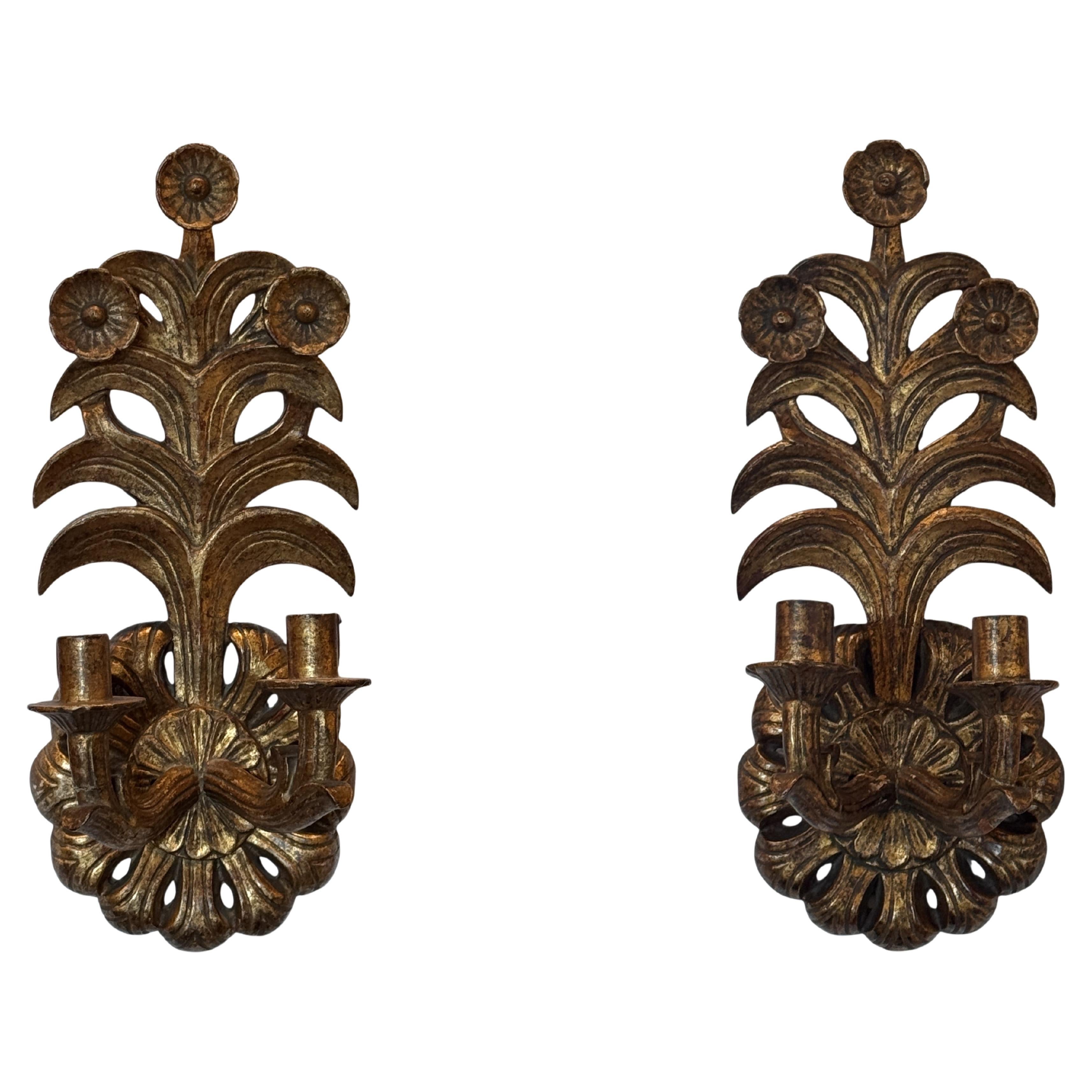 Paire d'appliques italiennes en bois doré en vente
