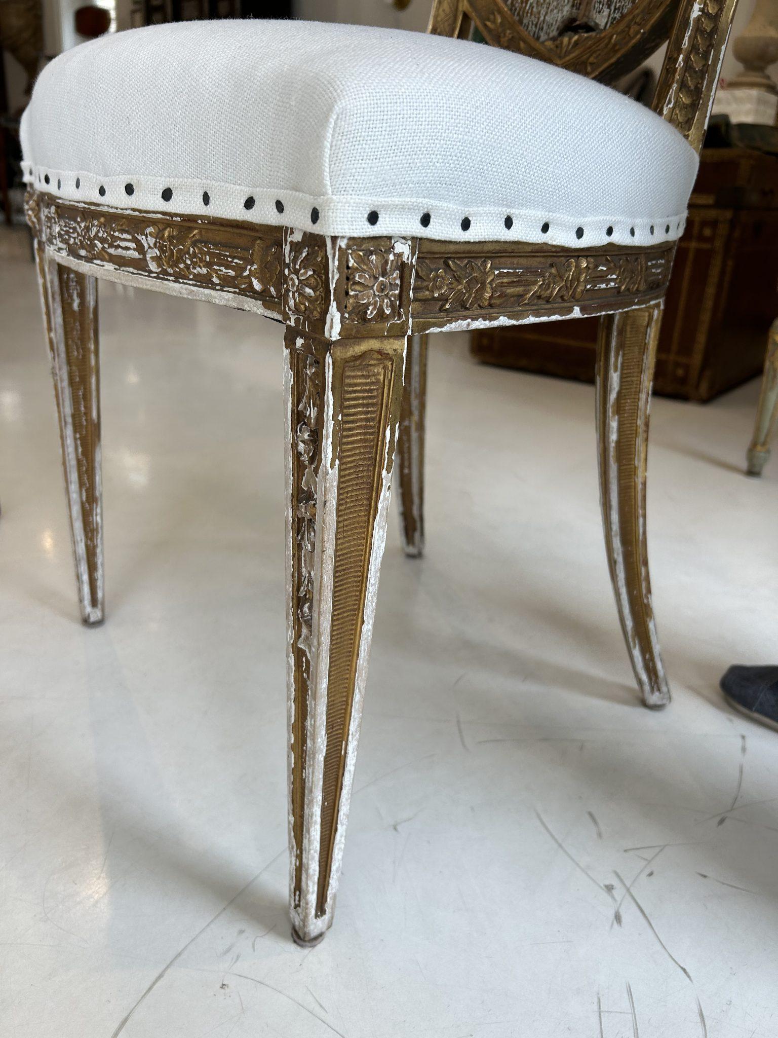 Intagliato Coppia di sedie laterali in legno dorato italiano  