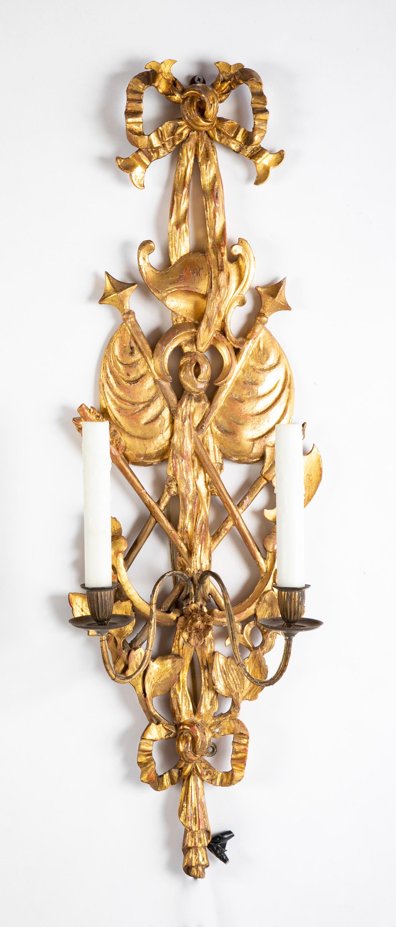 Pair of Italian Giltwood Wall Sconces in Neoclassical Trophy Form In Good Condition For Sale In Stamford, CT