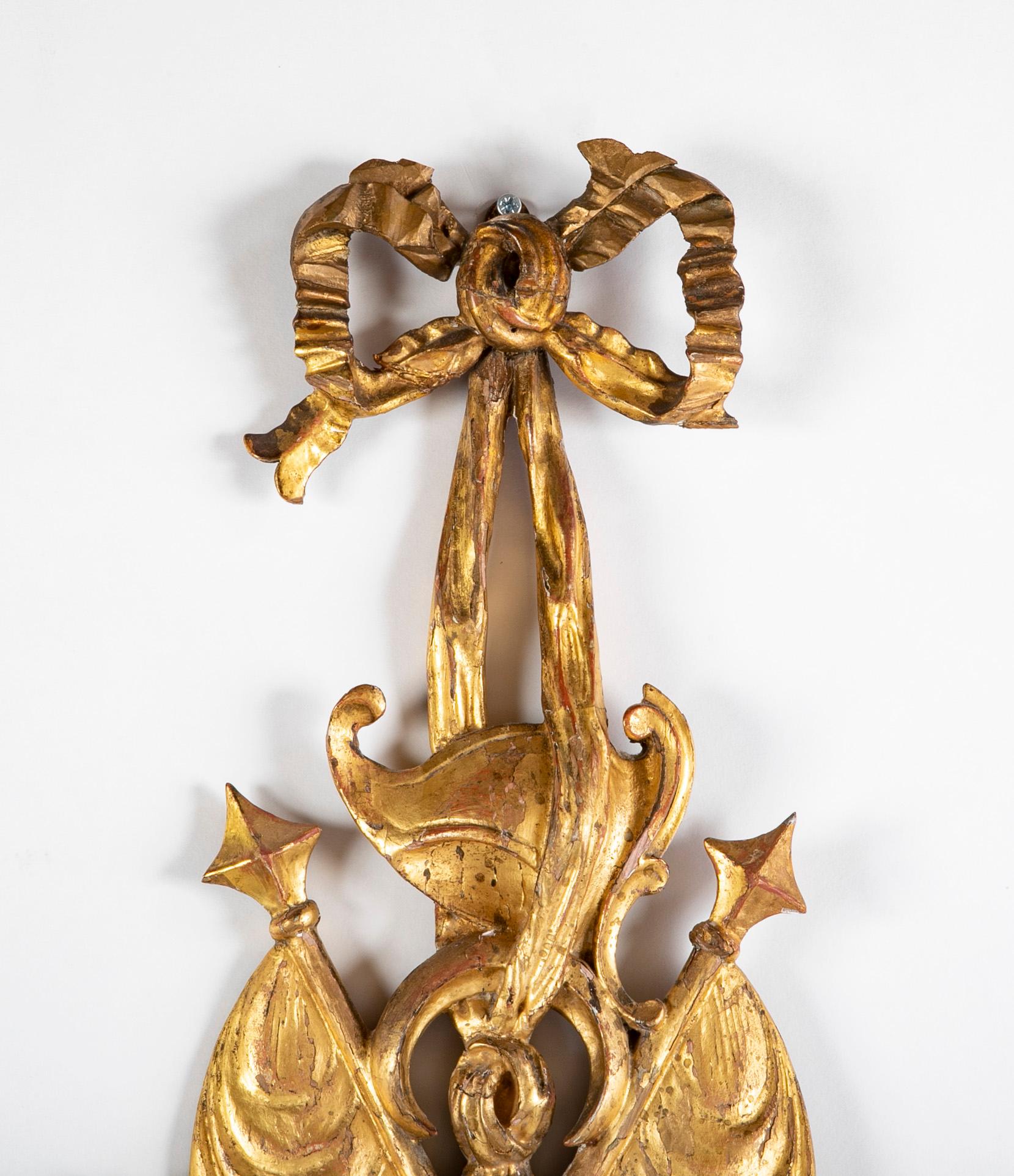 19th Century Pair of Italian Giltwood Wall Sconces in Neoclassical Trophy Form For Sale