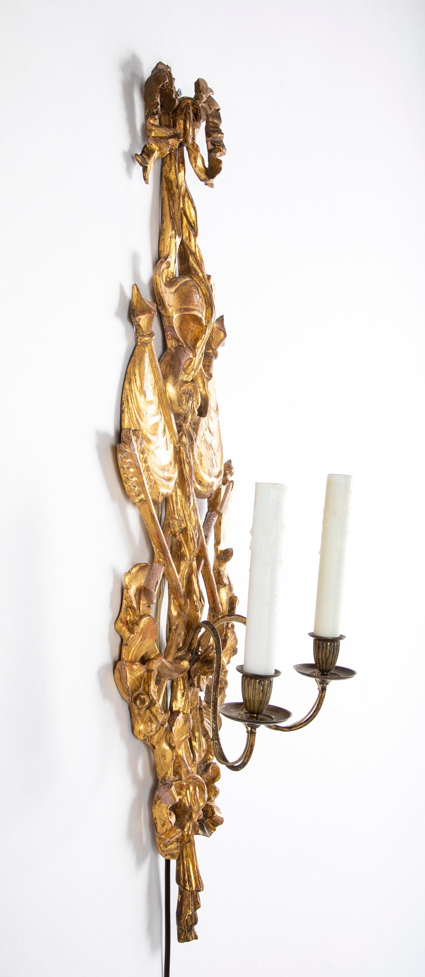 Pair of Italian Giltwood Wall Sconces in Neoclassical Trophy Form For Sale 2