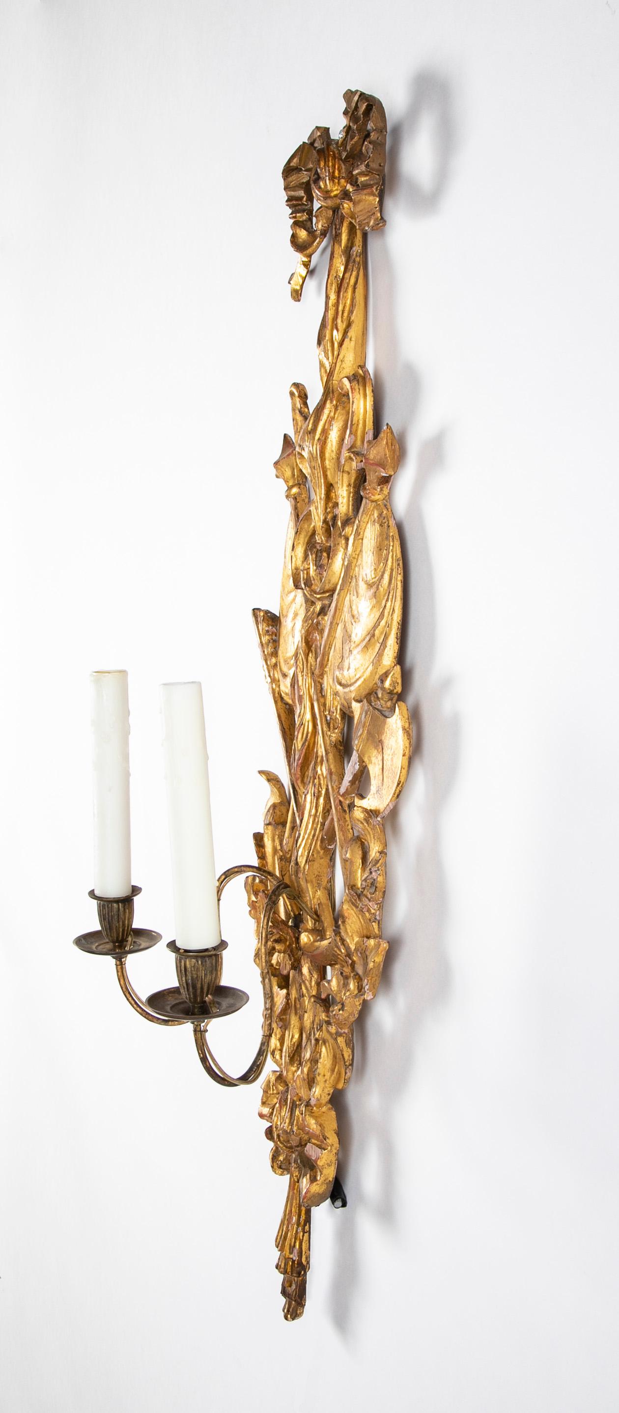 Pair of Italian Giltwood Wall Sconces in Neoclassical Trophy Form For Sale 3