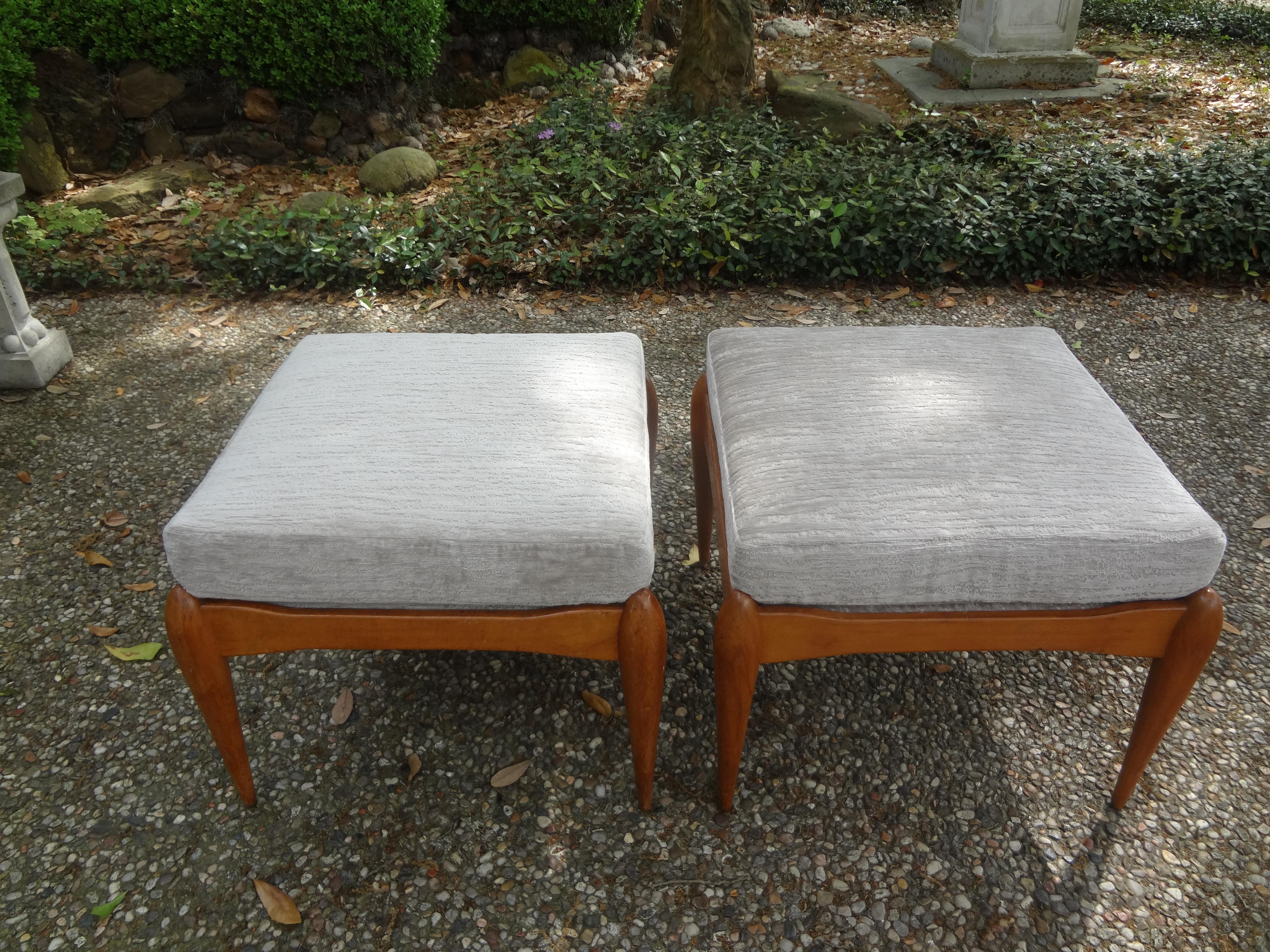 Beautiful matching pair of Italian modern walnut benches or ottomans inspired by Gio Ponti. This stunning pair of Italian stools were taken down to their frames and professionally upholstered with chenille fabric. Our Italian mid-century benches are