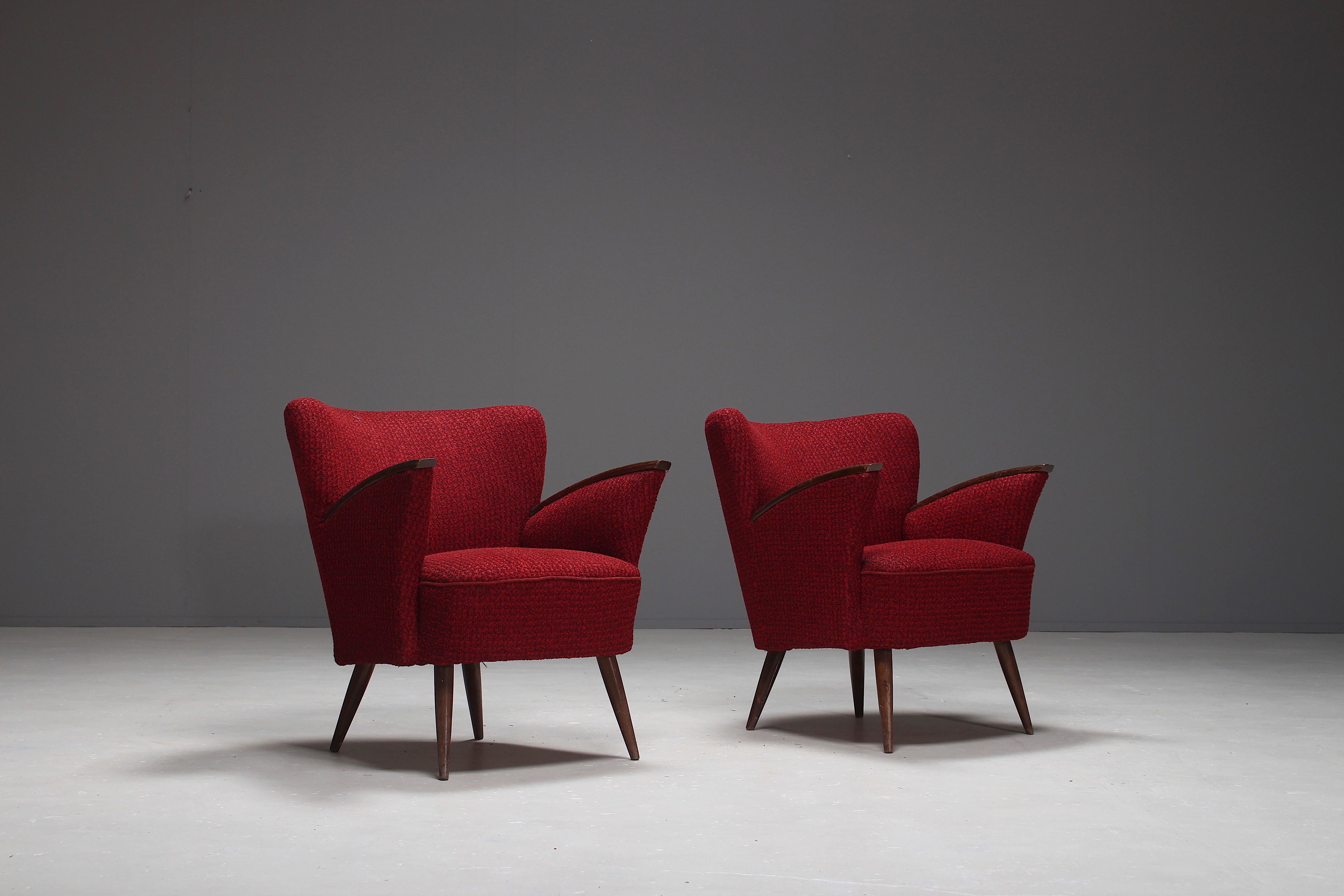 Very elegant pair of Italian club chairs in the style of Gio Ponti, Ico Parisi, Osvaldo Borsani and many other great designers from Italy.
These club chairs do have 'never seen before' arm rests.
The arm rest are made out of hard wood.
Original