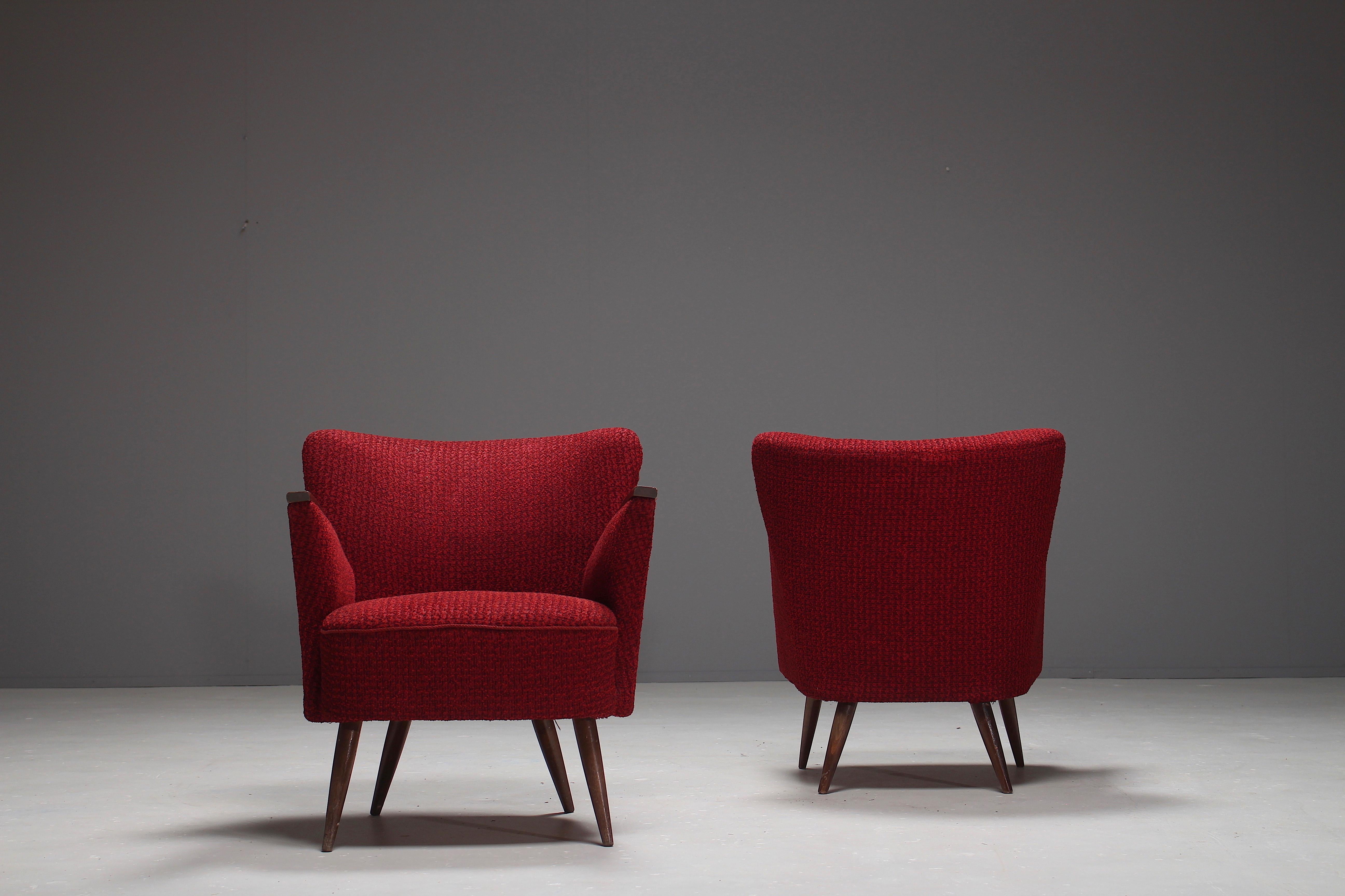 Pair of Italian Gio Ponti Style Club Chairs in Red Wool Fabric, 1950s In Good Condition For Sale In Winterswijk, NL