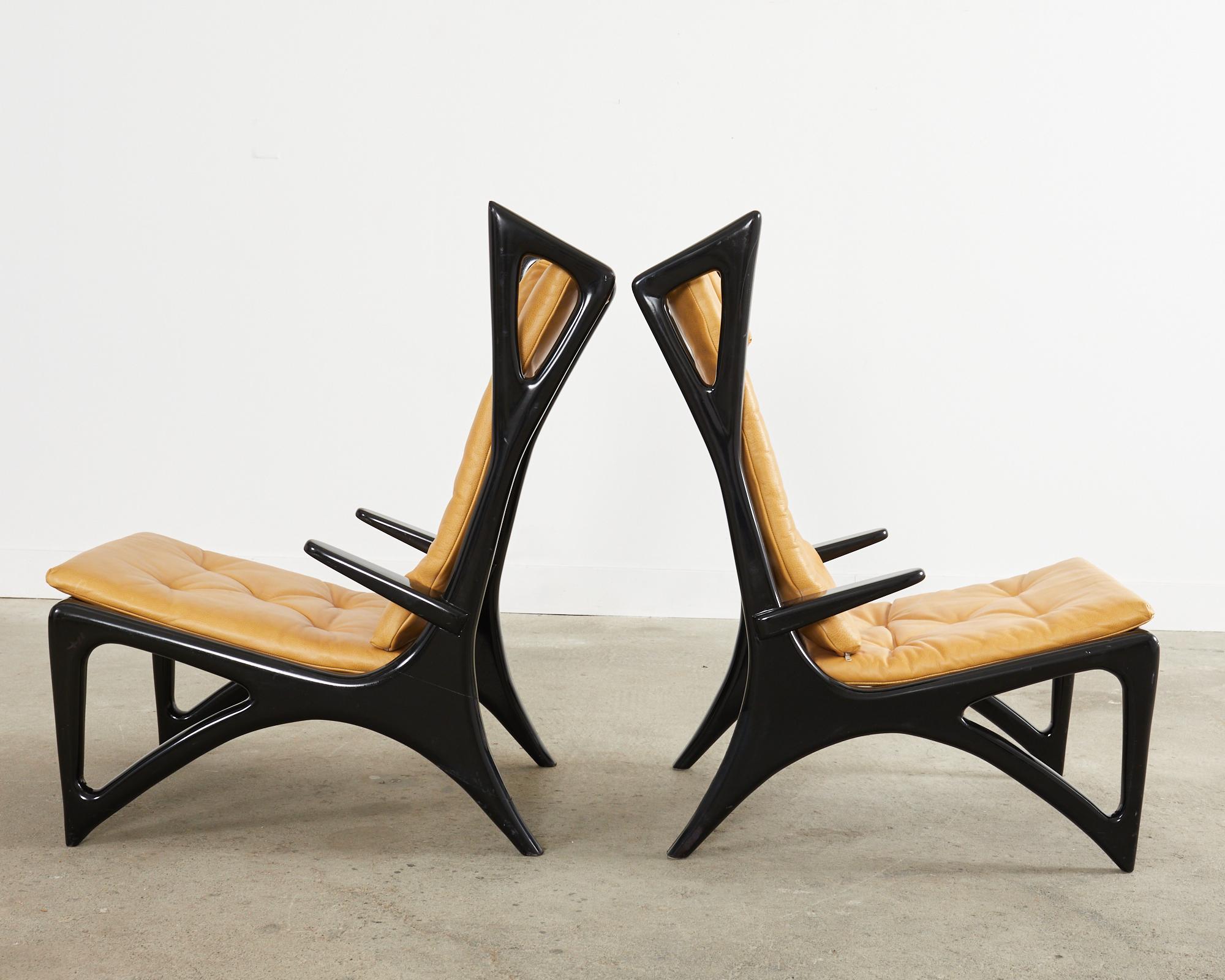 20th Century Pair of Italian Gio Ponti Style Ebonized Lounge Chairs For Sale