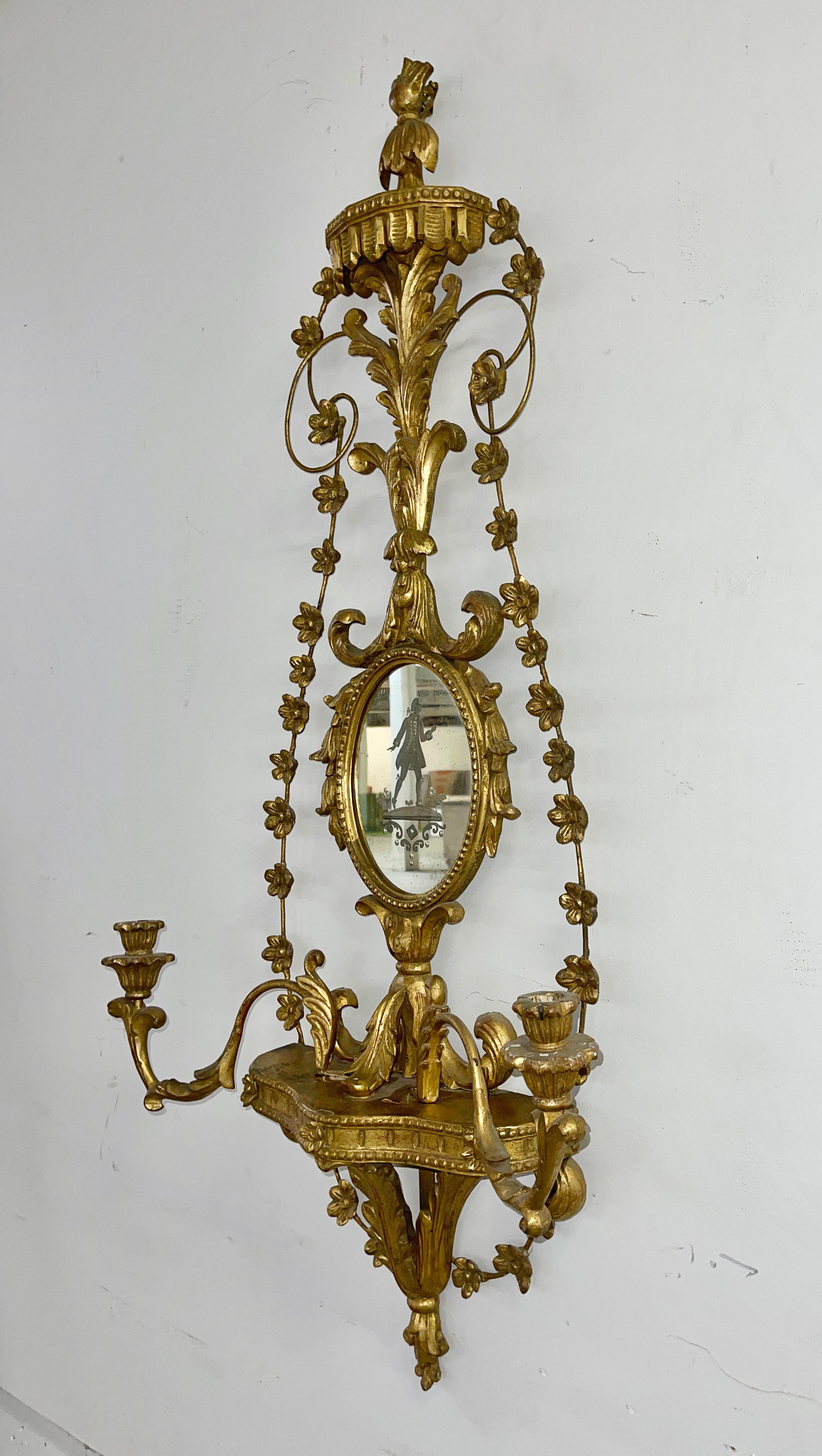Paar italienische Girondole-Kandelaber-Spiegel (Vergoldetes Holz) im Angebot