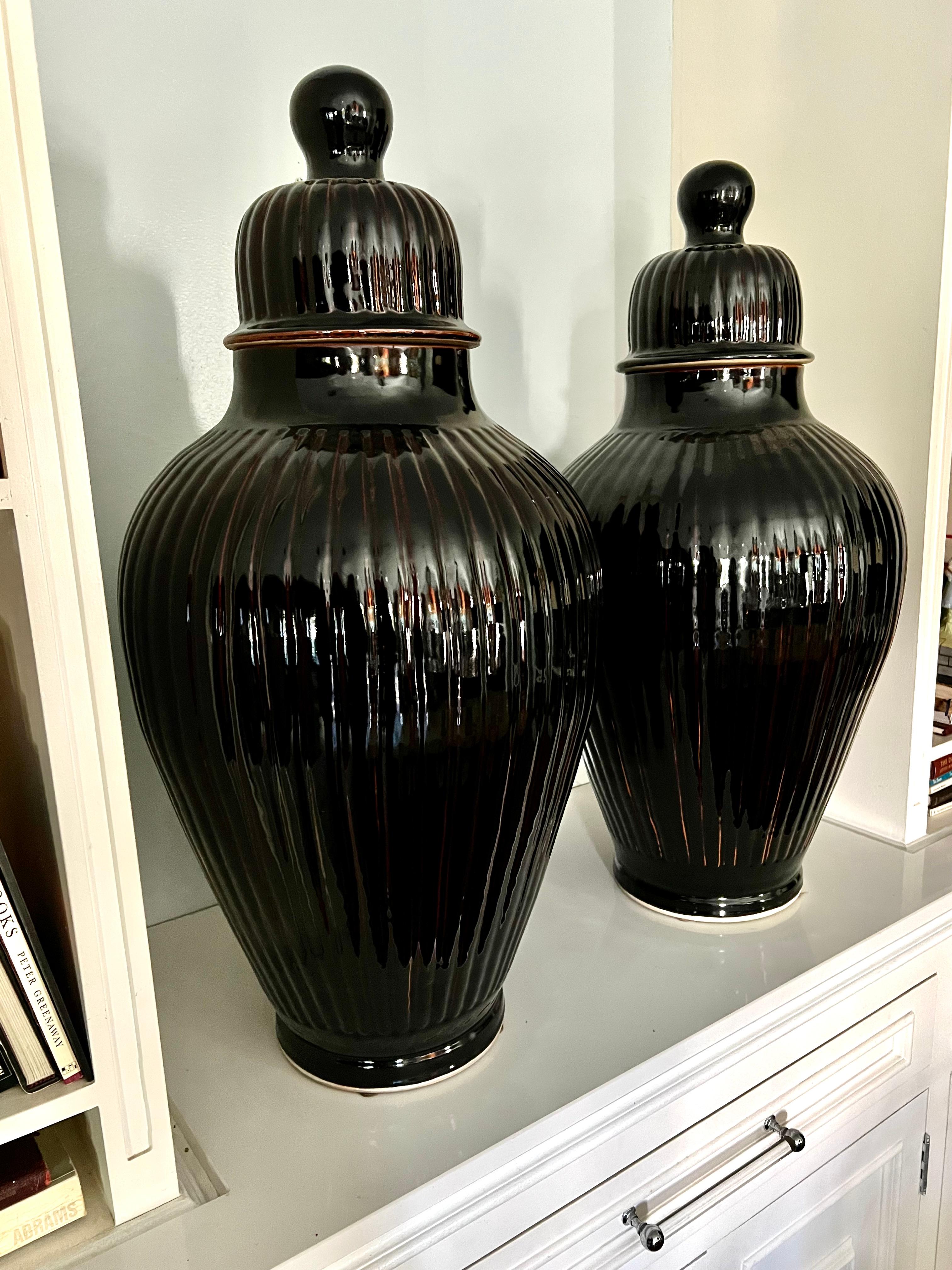 Paar italienische glasierte keramische Ingwer JAR Urnen mit Deckel im Angebot 1