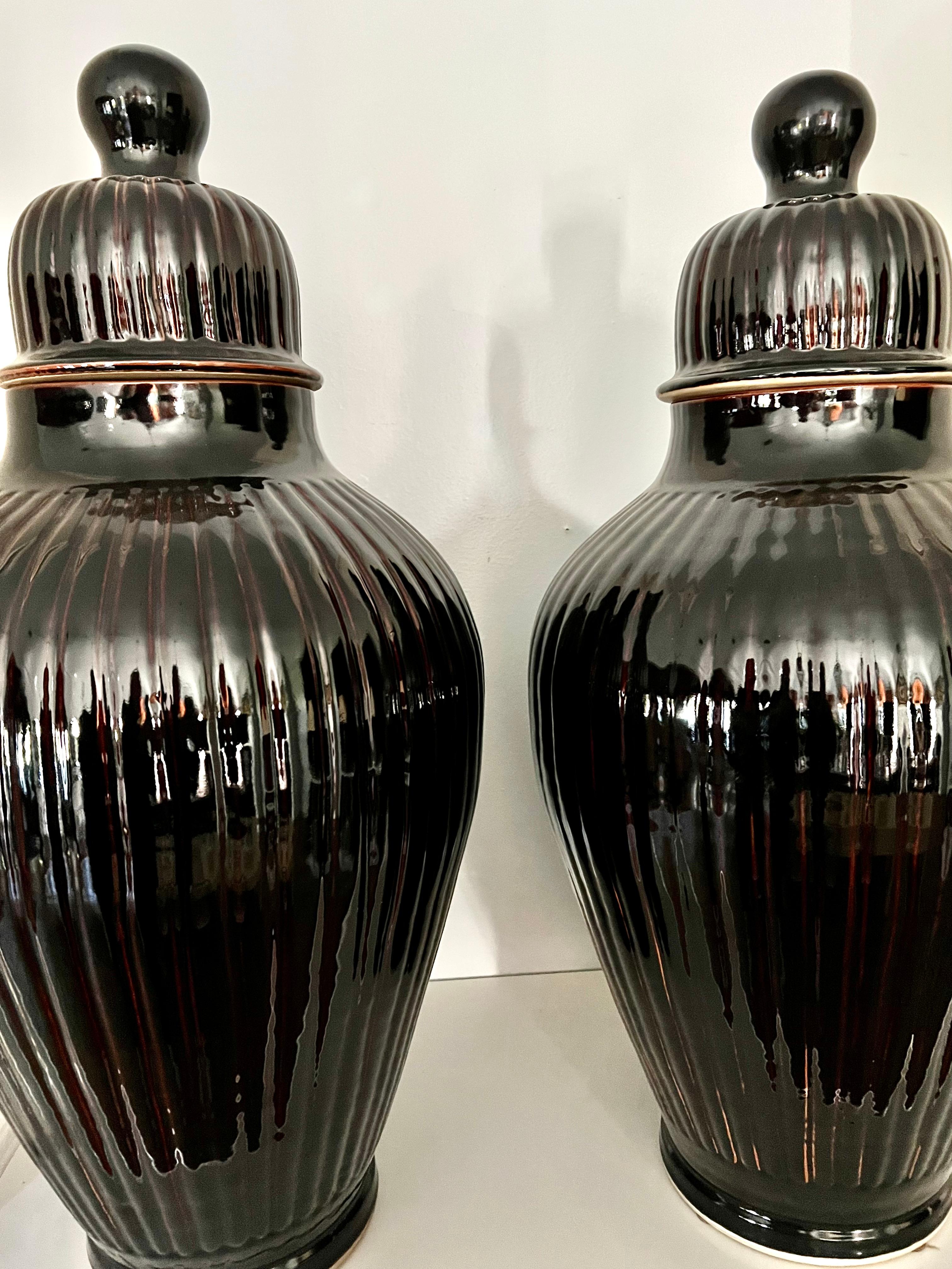 Paar italienische glasierte keramische Ingwer JAR Urnen mit Deckel im Angebot 2