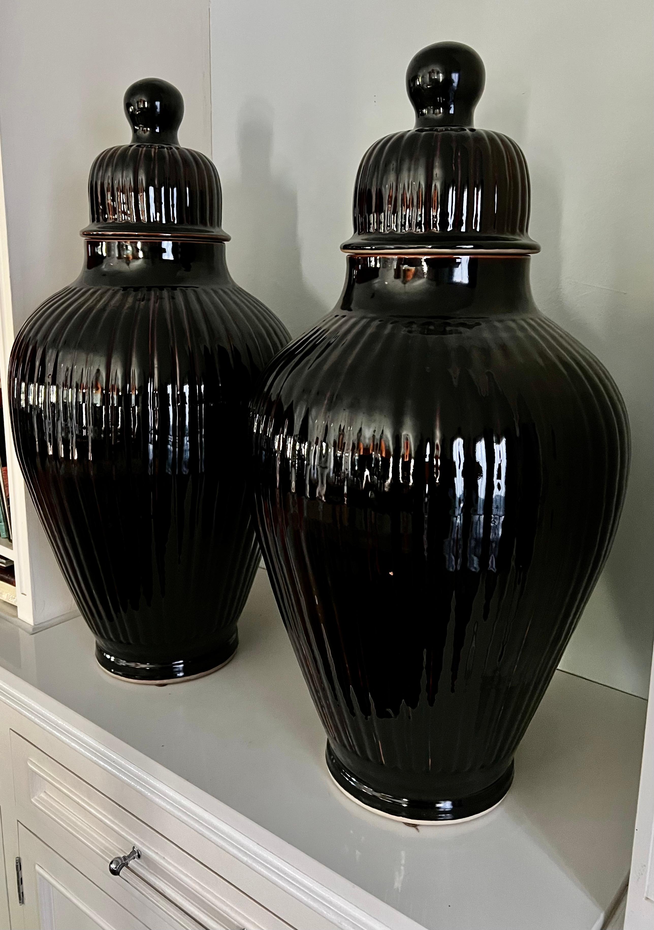 Paar italienische glasierte keramische Ingwer JAR Urnen mit Deckel im Angebot 3