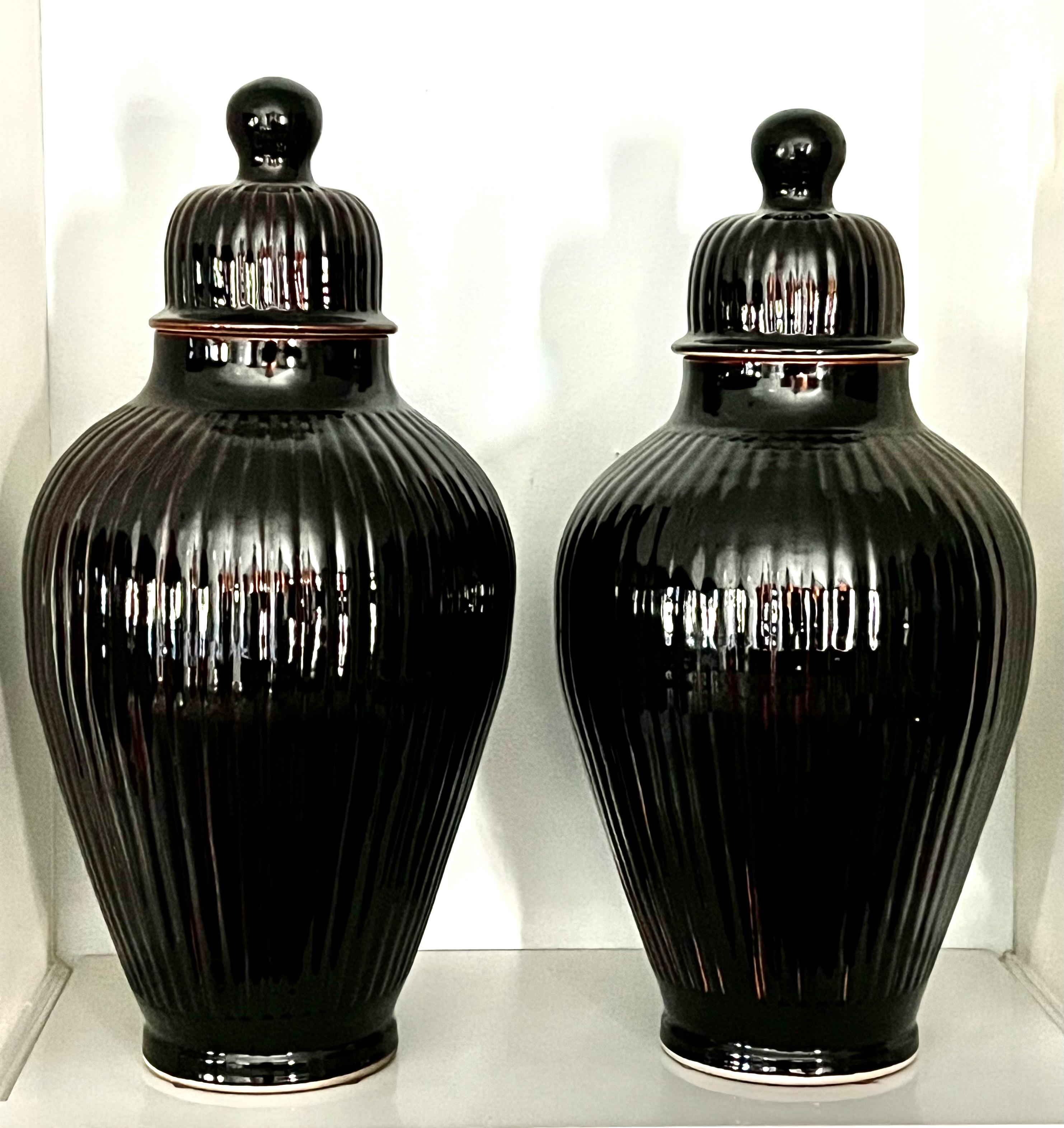 Pair of Italian Glazed Ceramic Ginger Jar Lidded Urns In Good Condition For Sale In Los Angeles, CA