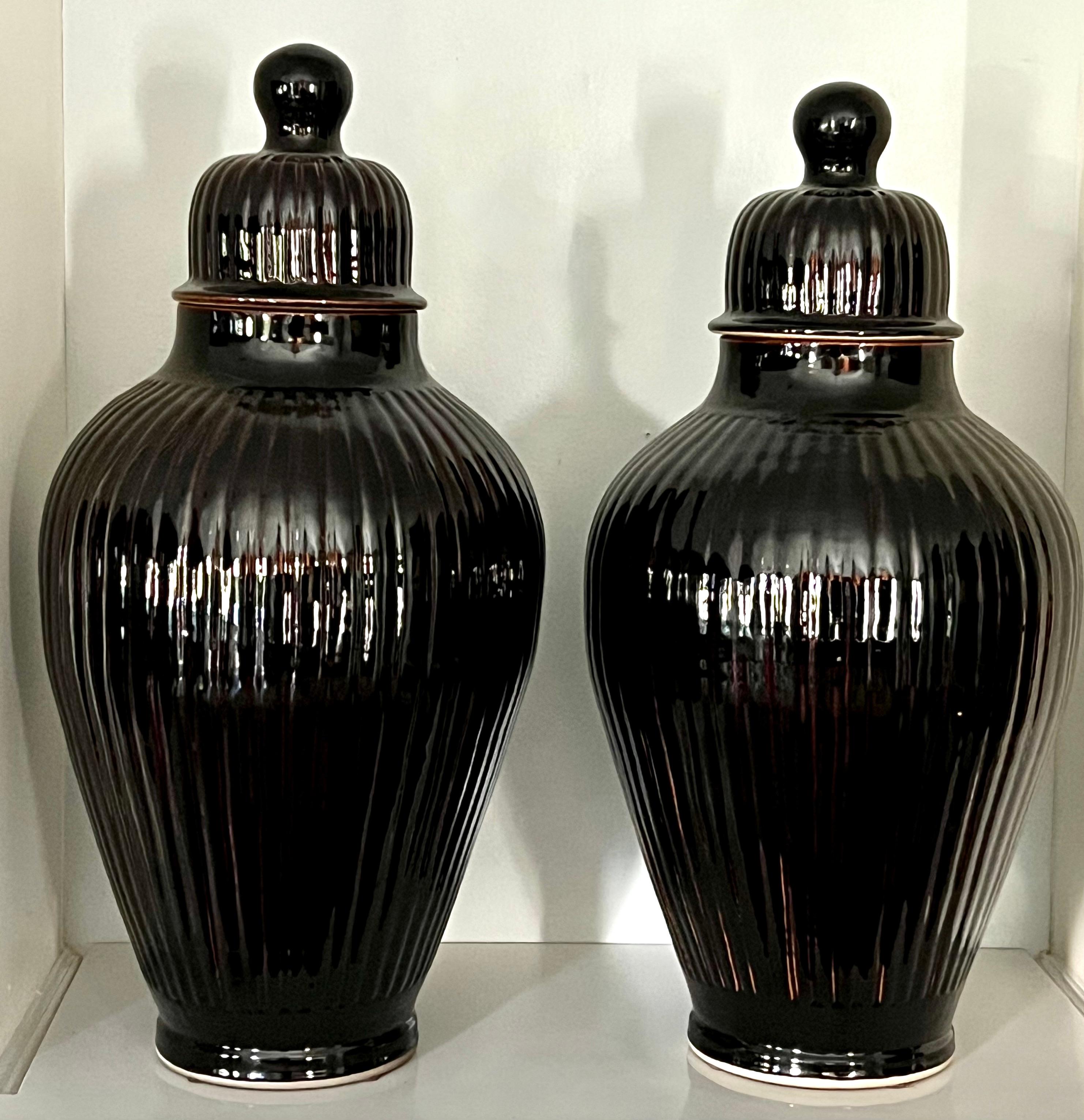 Paar italienische glasierte keramische Ingwer JAR Urnen mit Deckel (Glasiert) im Angebot