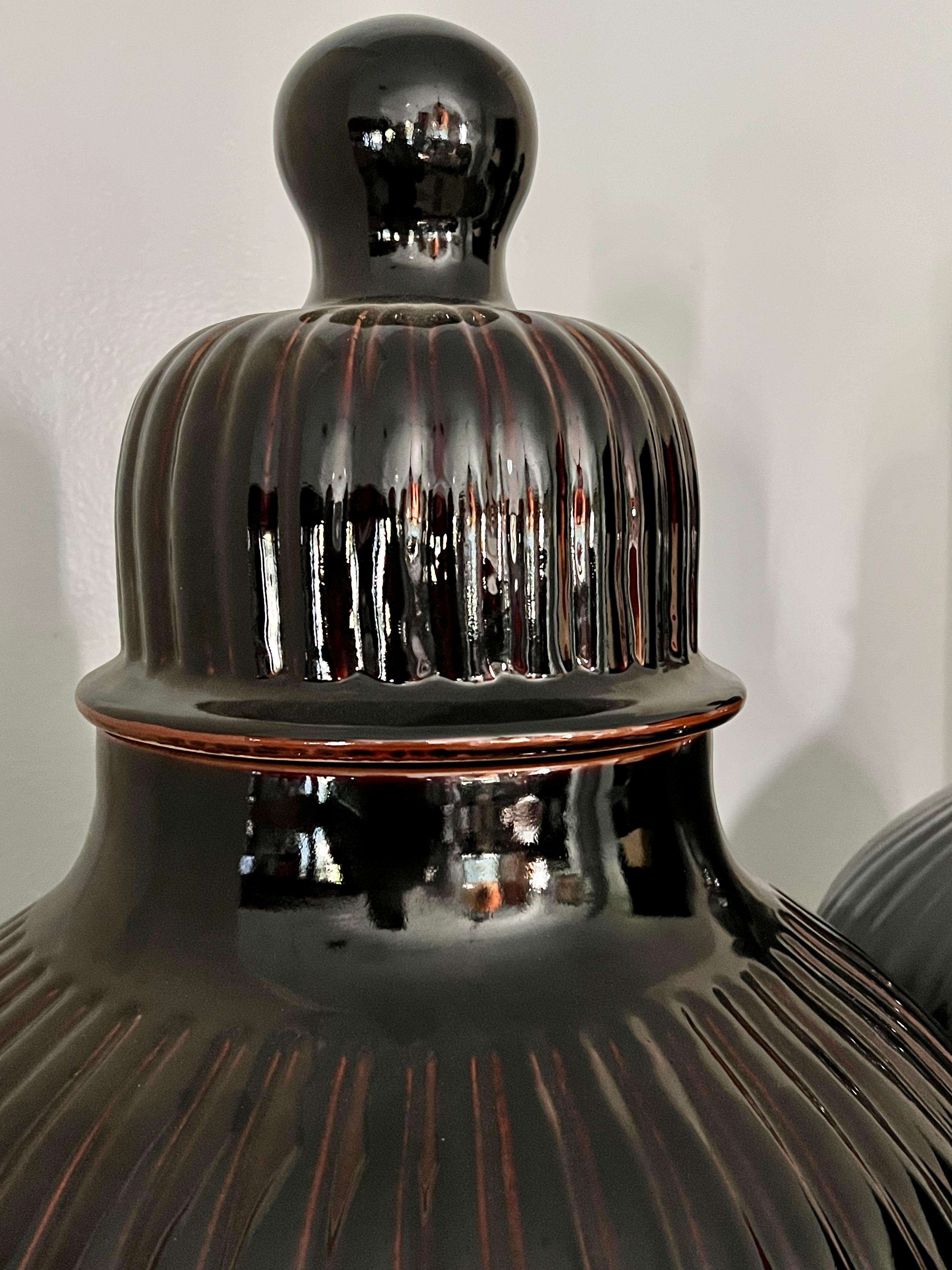 Paar italienische glasierte keramische Ingwer JAR Urnen mit Deckel (20. Jahrhundert) im Angebot