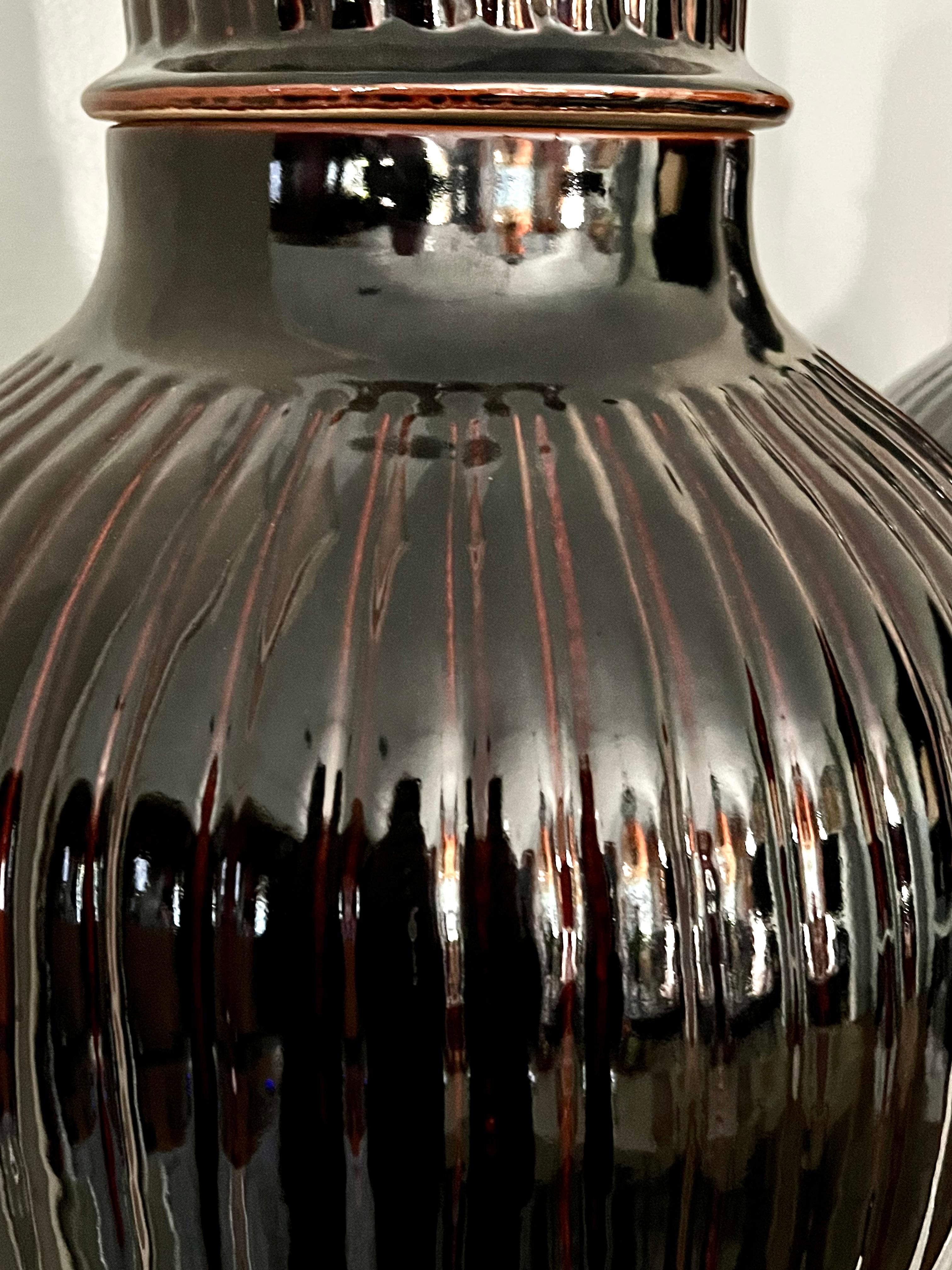 Paar italienische glasierte keramische Ingwer JAR Urnen mit Deckel (Keramik) im Angebot