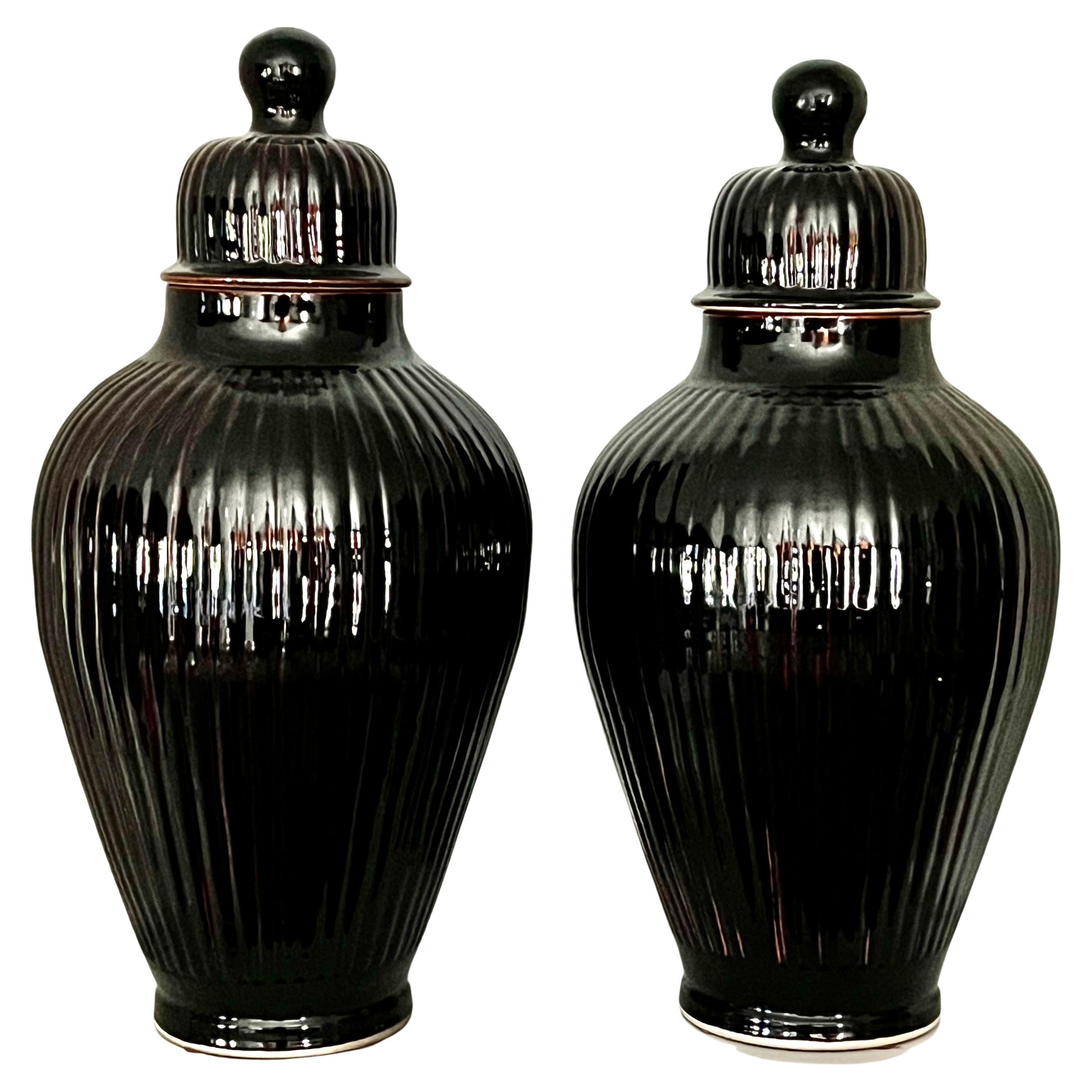 Paar italienische glasierte keramische Ingwer JAR Urnen mit Deckel im Angebot