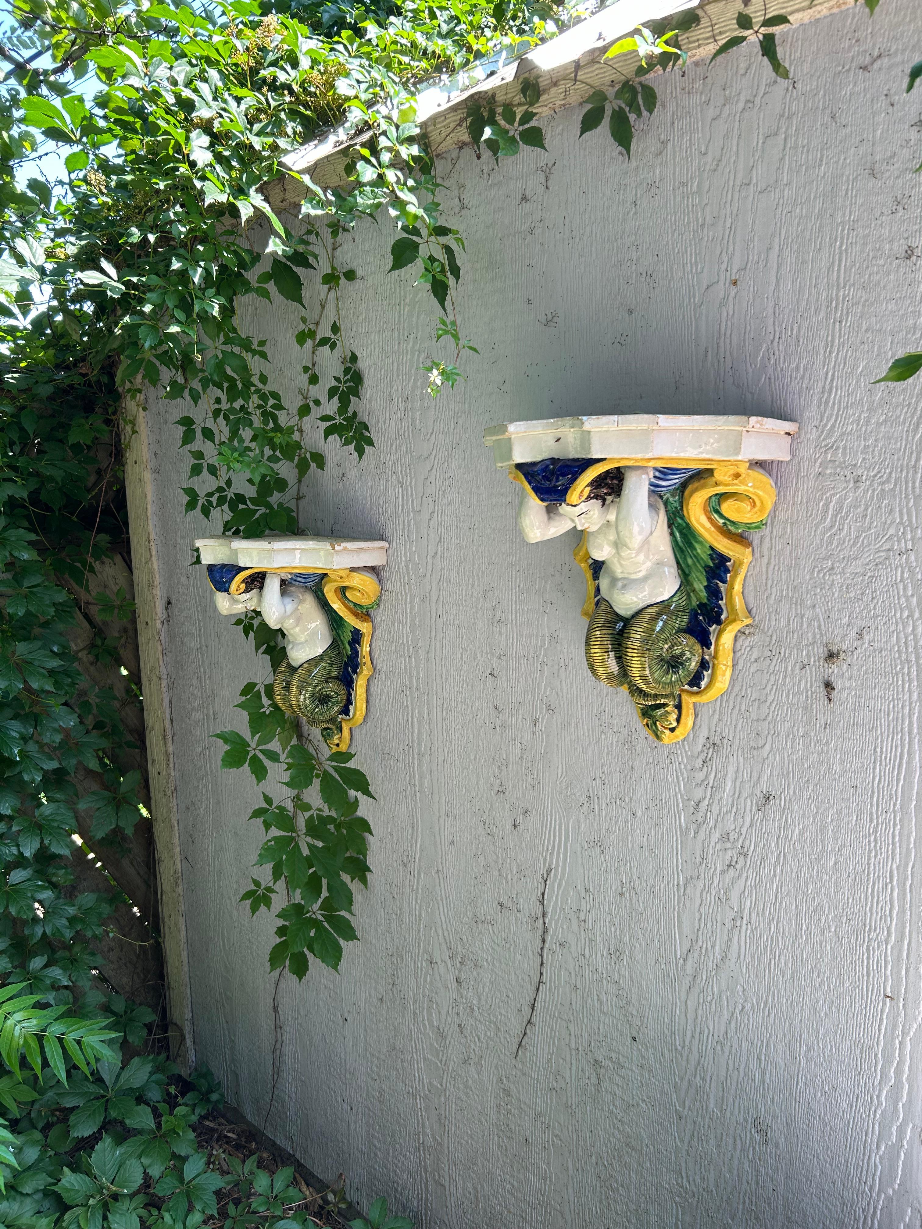 Paire de consoles murales italiennes en céramique émaillée et en majolique en vente 4