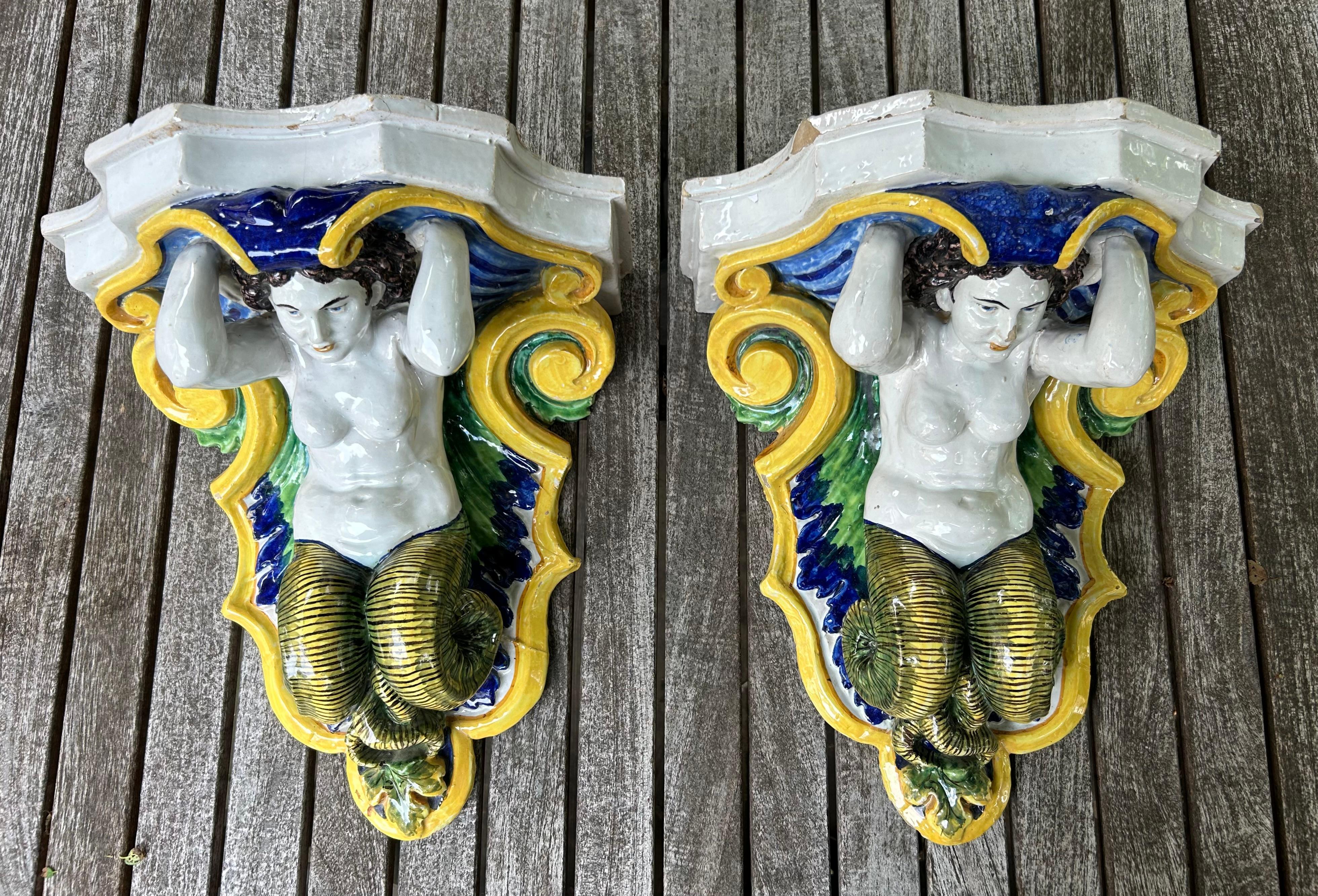 Il s'agit d'une fabuleuse paire de supports muraux en céramique émaillée, du 20e siècle, très probablement italiens.
Chacune a la forme d'une sirène, dans la grande tradition de la majolique italienne. Magnifique couleur vibrante et échelle