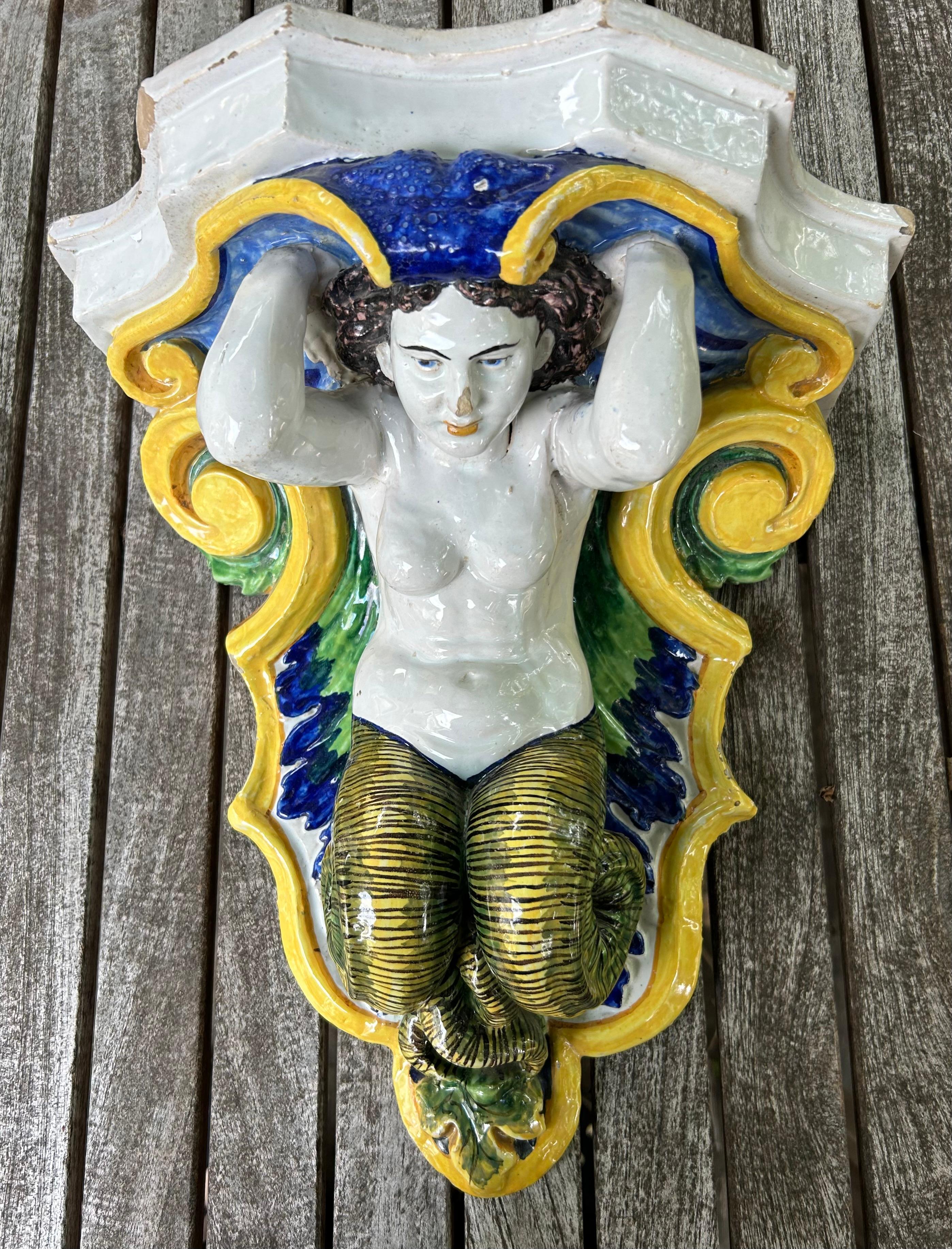 Renaissance Paire de consoles murales italiennes en céramique émaillée et en majolique en vente