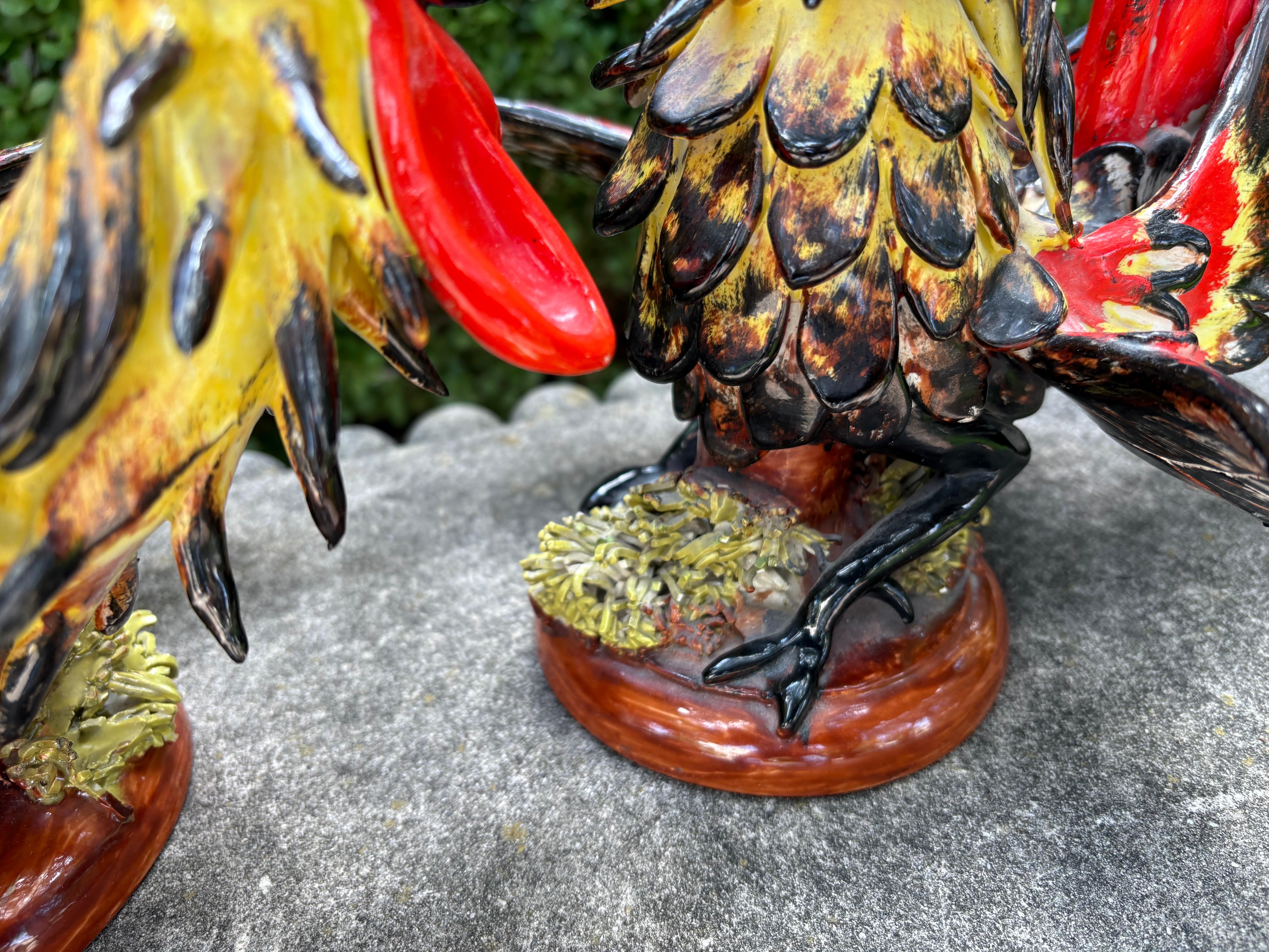 Coppia di galli italiani in ceramica smaltata in vendita 2