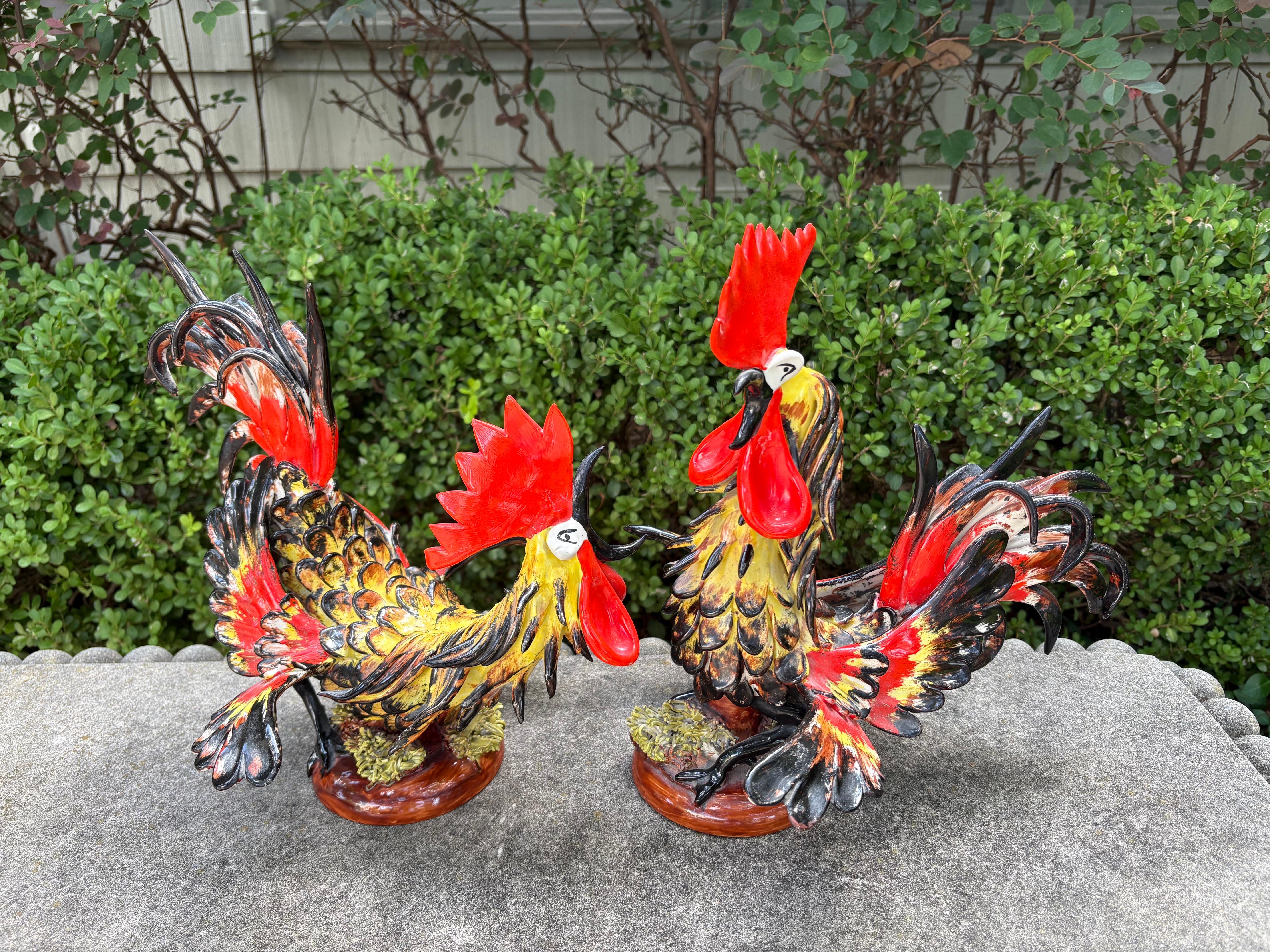 Coppia di galli italiani in ceramica smaltata.
In offerta c'è una coppia di galli in ceramica smaltata in stile Hollywood Regency della metà del secolo.
Ottimo accessorio da tavolo o da libreria!
