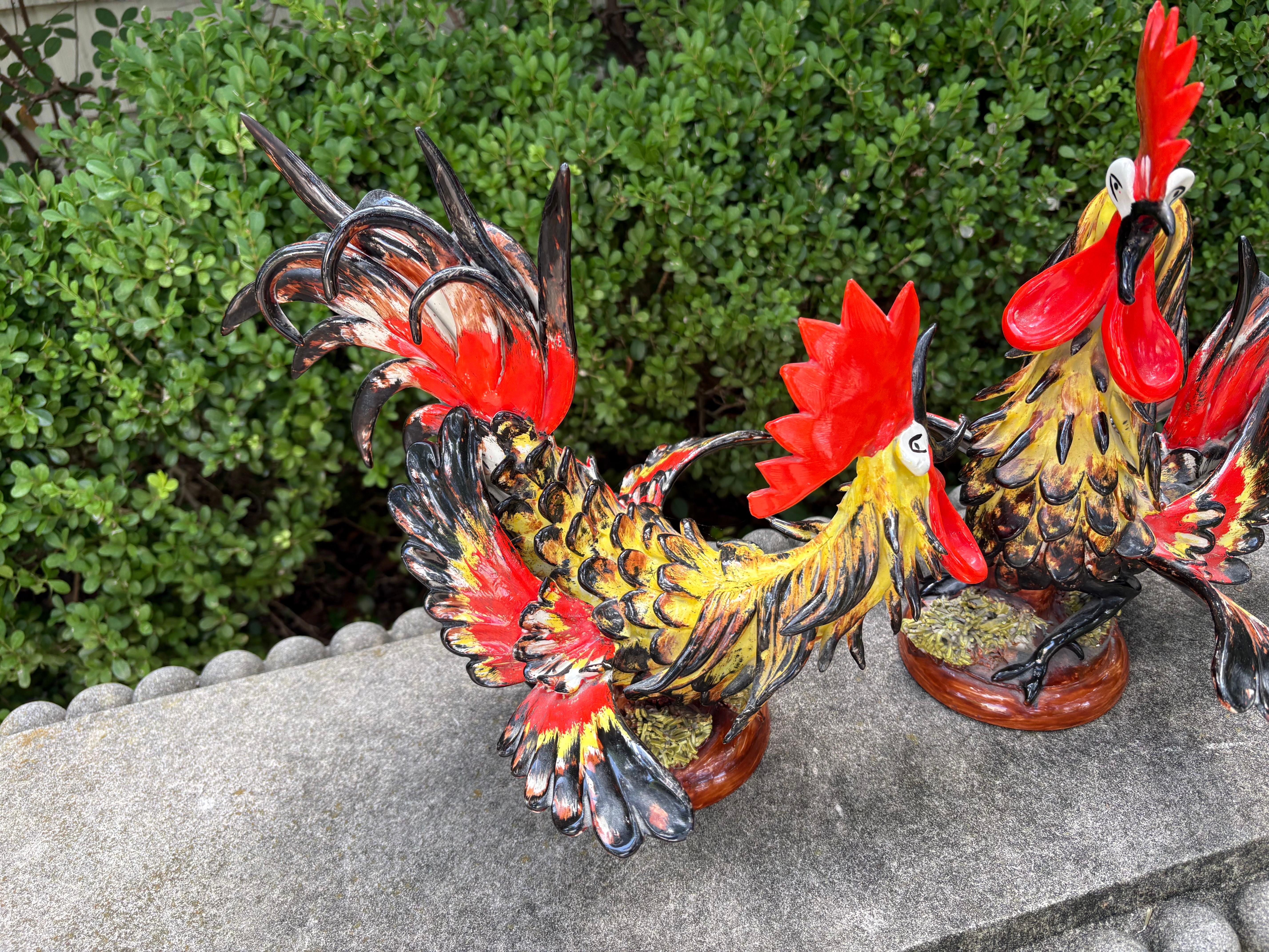 Italiano Coppia di galli italiani in ceramica smaltata in vendita