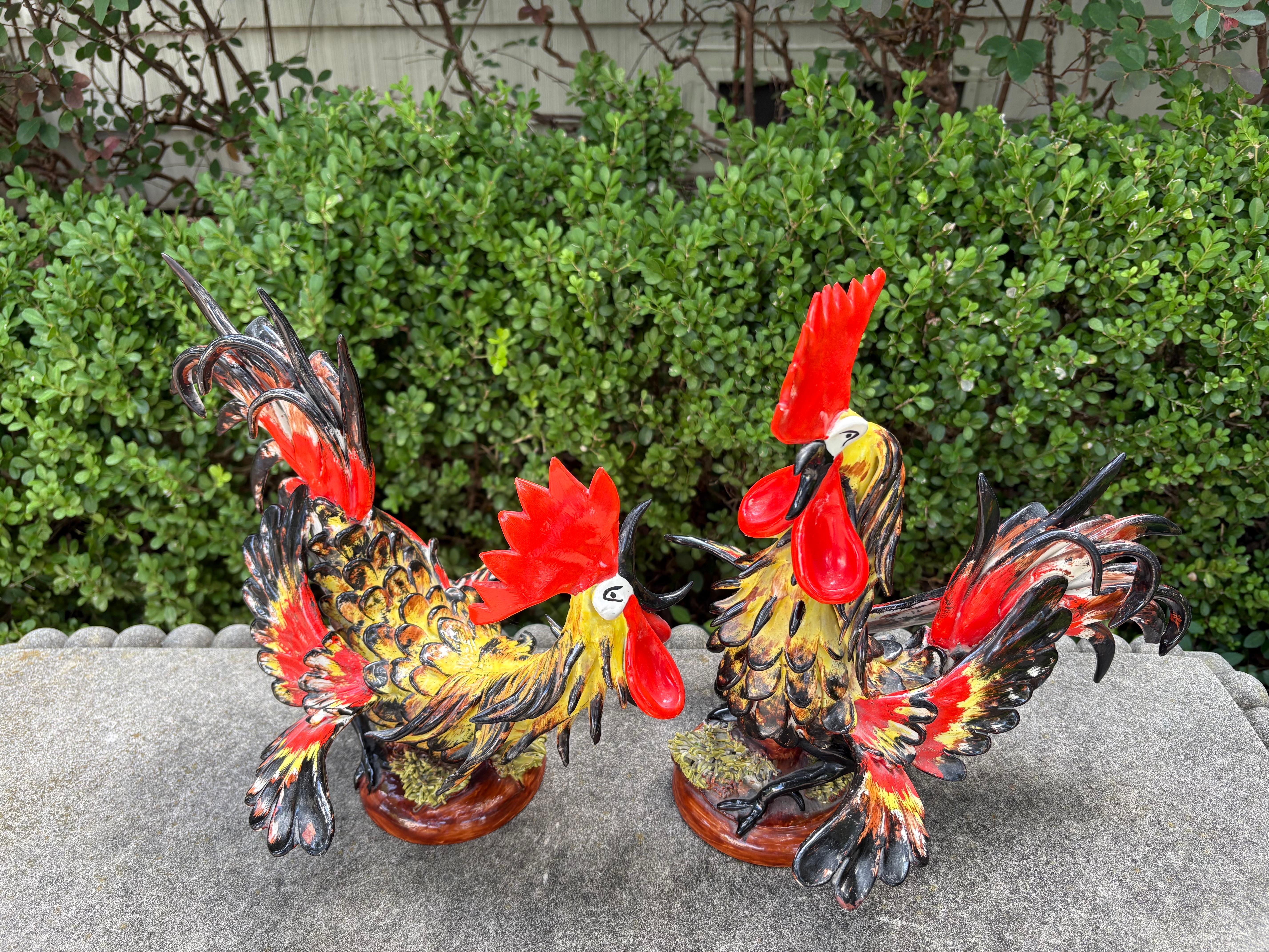 Smaltato Coppia di galli italiani in ceramica smaltata in vendita