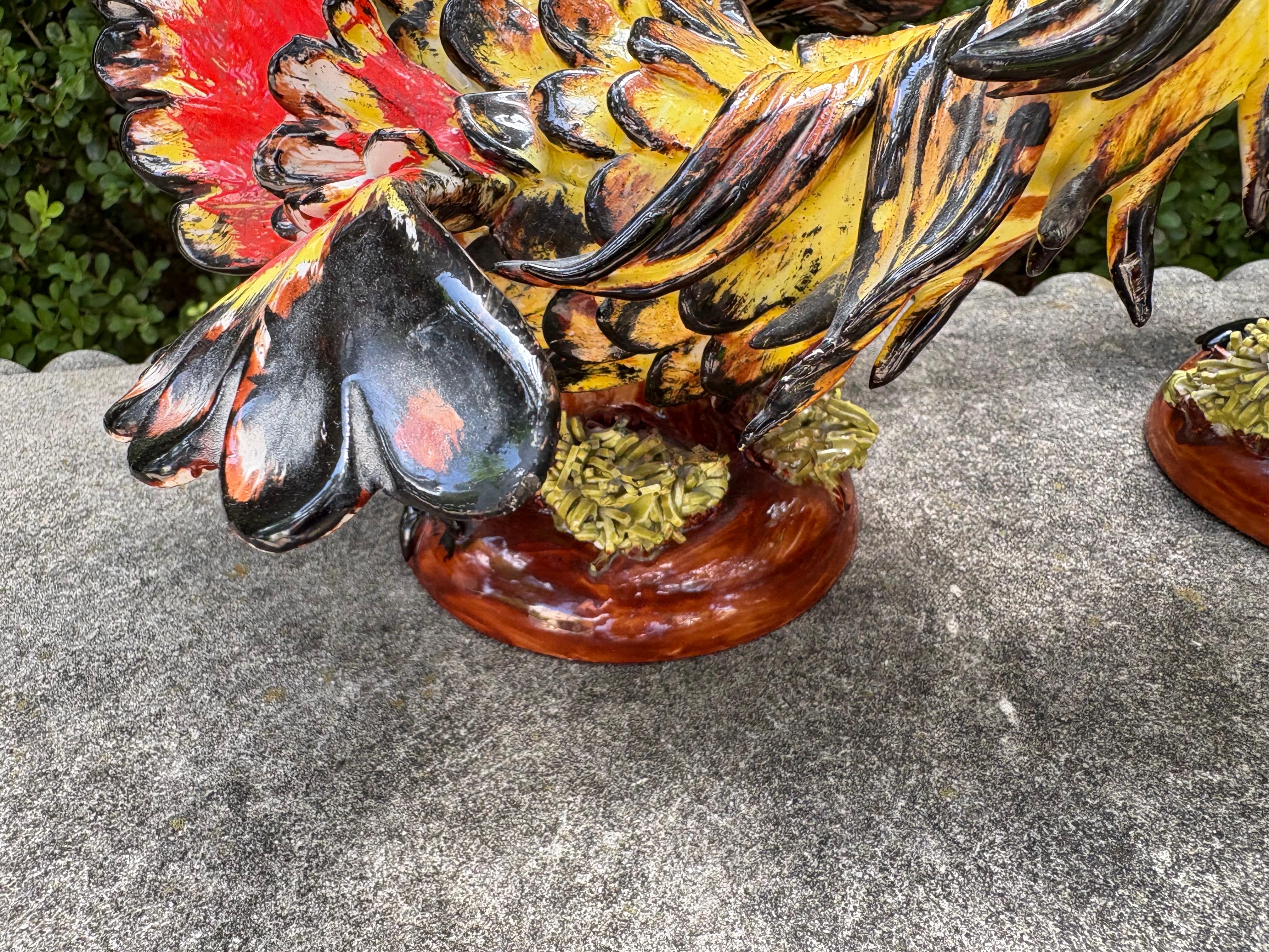 Ceramica Coppia di galli italiani in ceramica smaltata in vendita