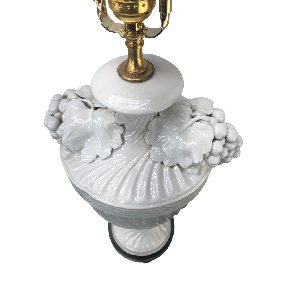 Paar italienische glasierte Keramik-Urnenlampen mit Trauben-Cluster (Moderne der Mitte des Jahrhunderts) im Angebot