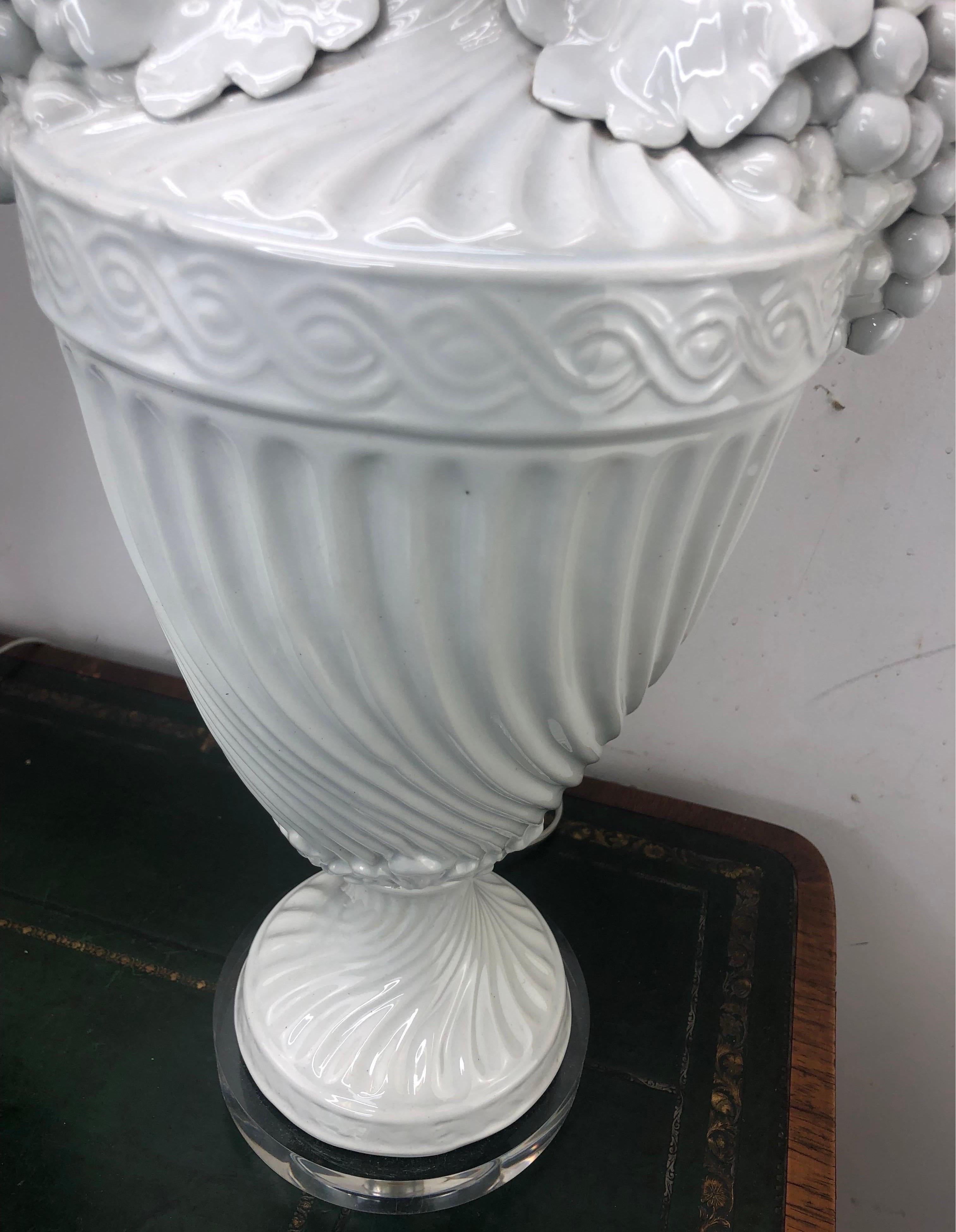 Paar italienische glasierte Keramik-Urnenlampen mit Trauben-Cluster (Glasiert) im Angebot
