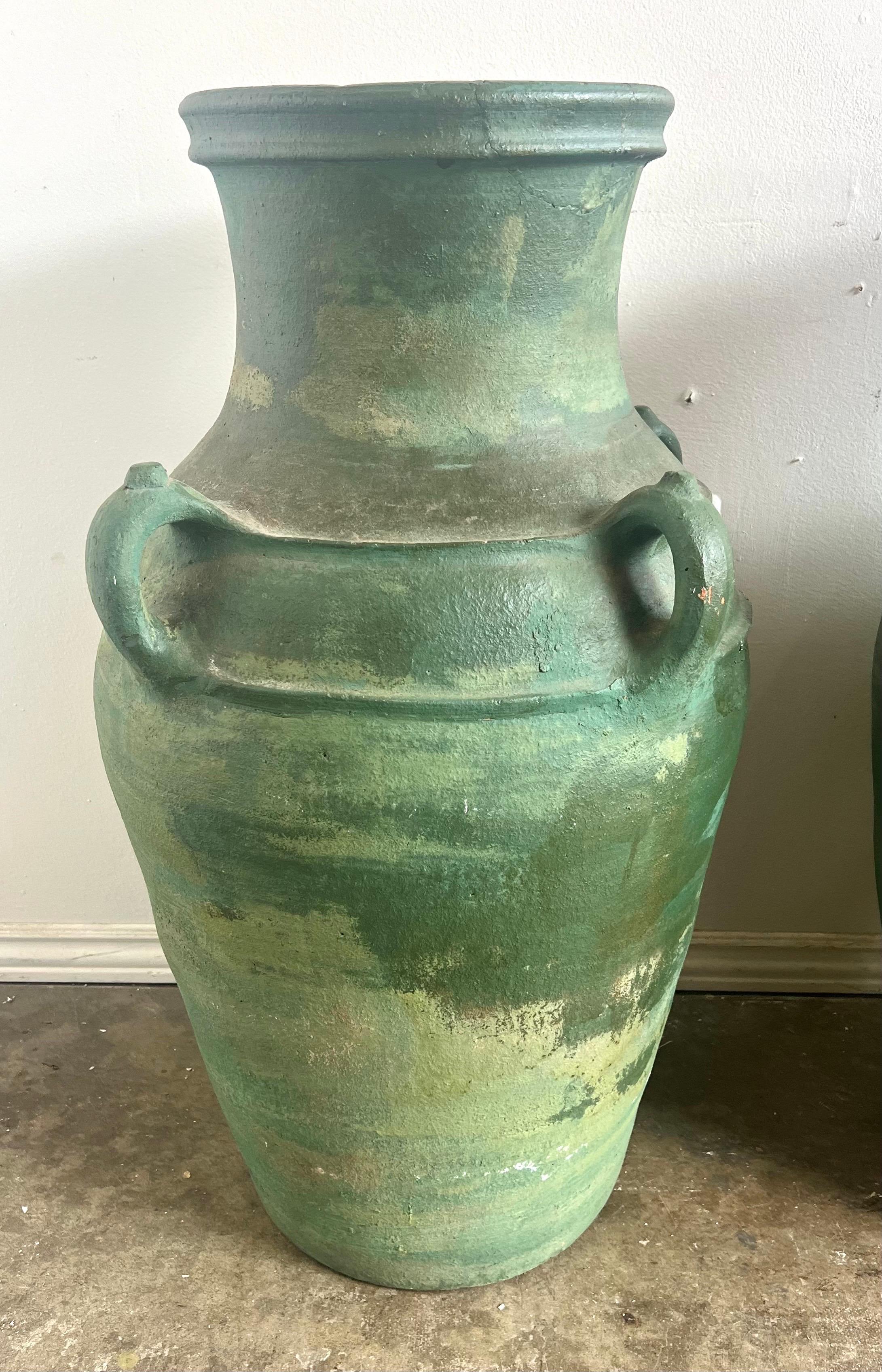 Romain classique Paire d'urnes italiennes en céramique émaillée des années 1930 en vente