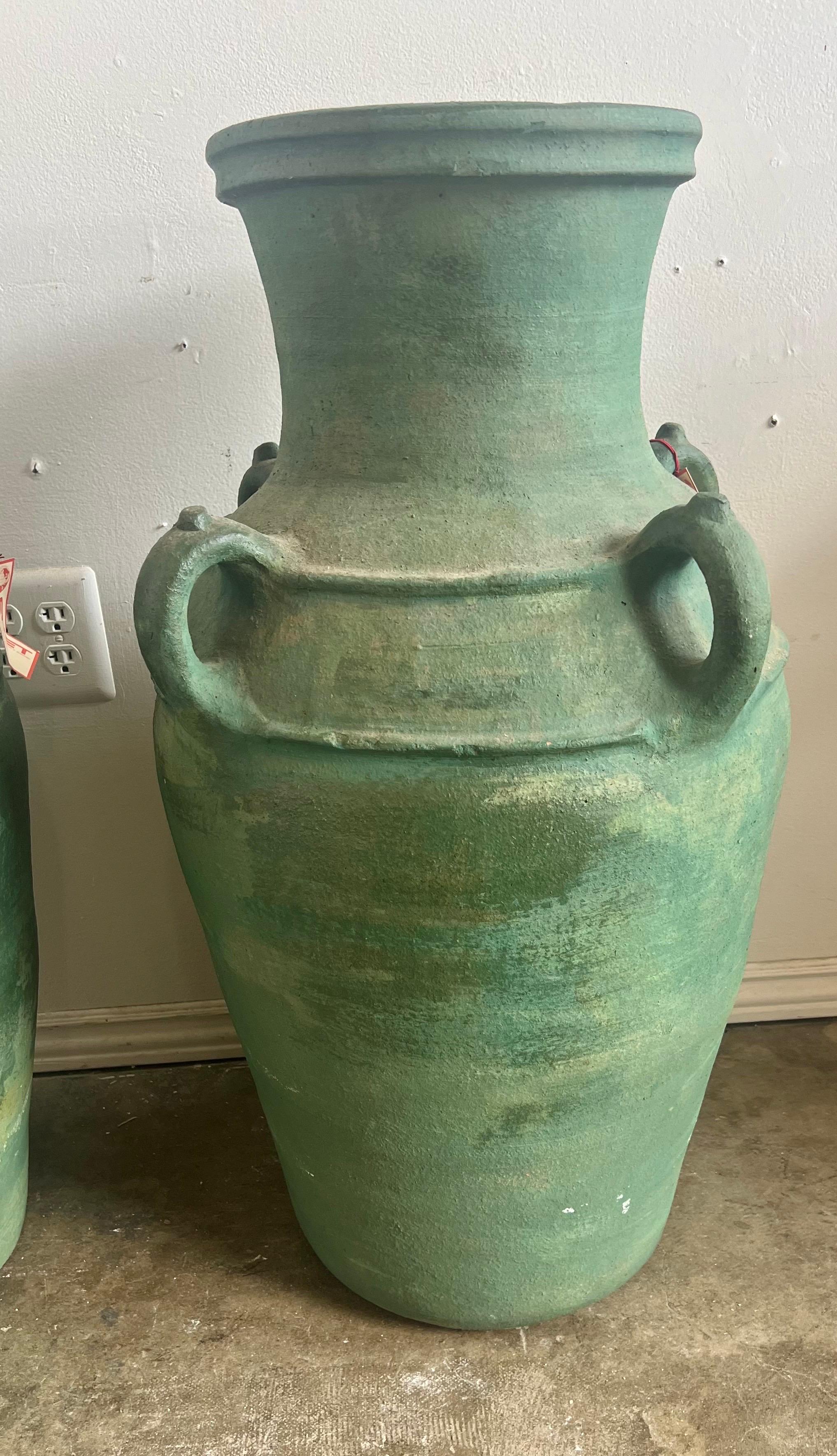 Vernissé Paire d'urnes italiennes en céramique émaillée des années 1930 en vente