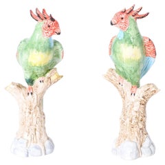 Paire d'oiseaux ou de perroquets en porcelaine émaillée italienne