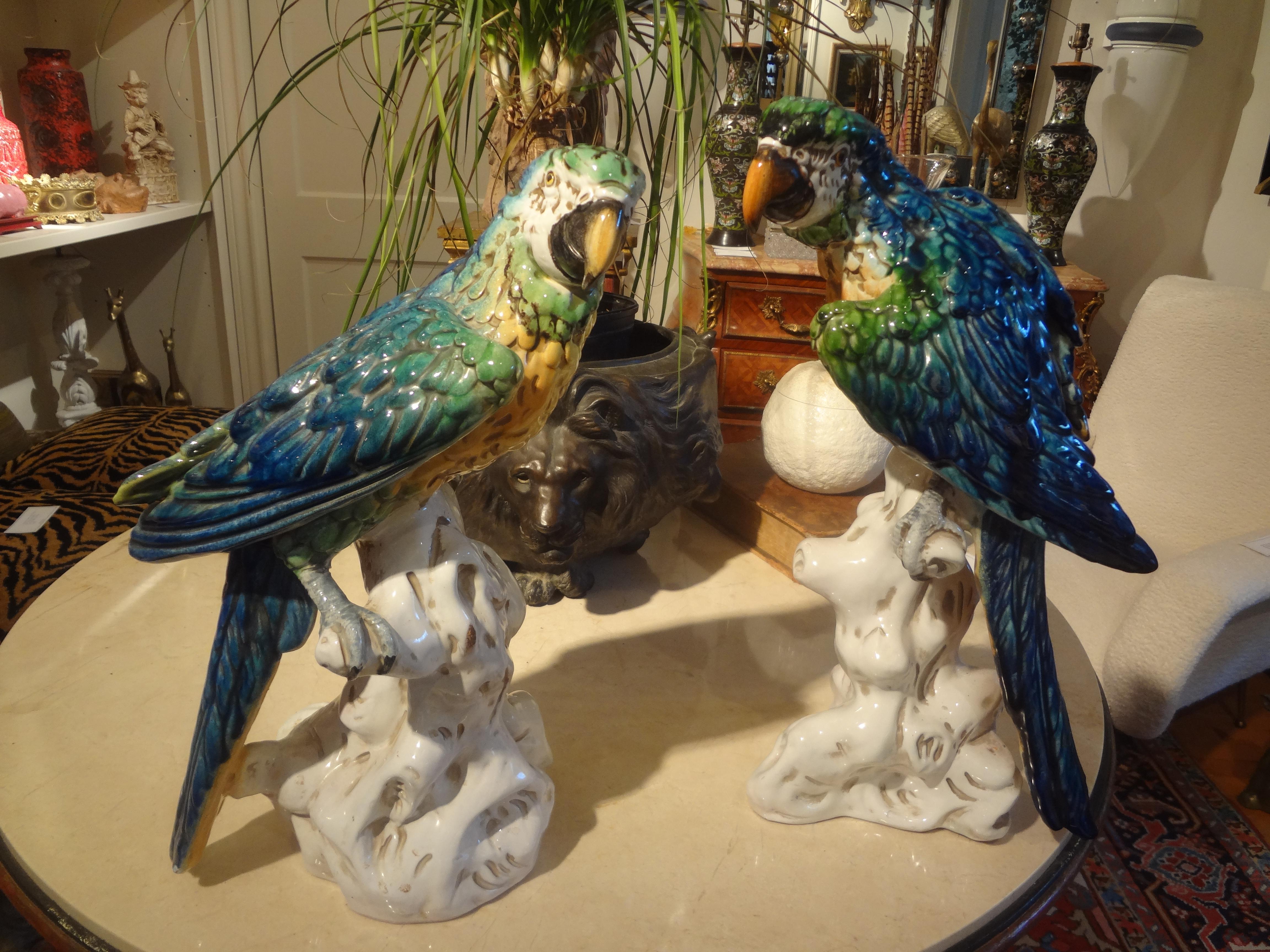 Pareja de estatuas de loros italianos de terracota esmaltada. Esta impresionante pareja de grandes loros guacamayos italianos de terracota esmaltada está realizada en vibrantes colores azul, amarillo y verde. Forman una verdadera pareja con una