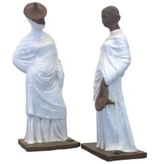 Paire de figurines féminines italiennes en terre cuite émaillée de style Tanagra
