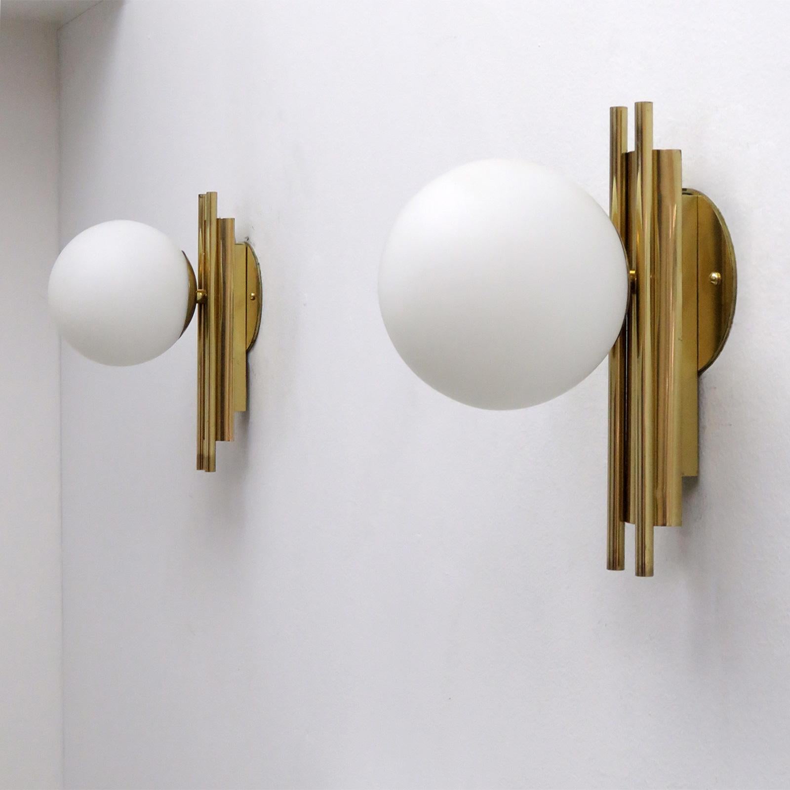 Pair of Italian Globe Wall Lights, 1950 In Excellent Condition In Los Angeles, CA