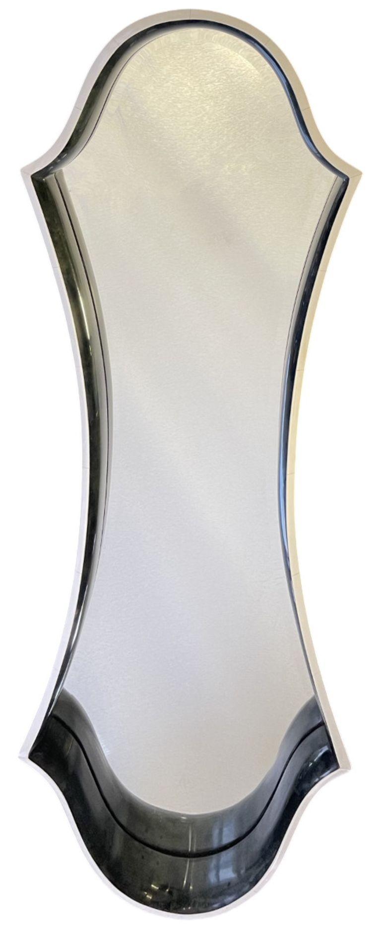 Una sofisticata coppia di specchi da parete italiani degli anni '60, con eleganti cornici in pelle di capra/pergamena e lacca bianca. Questi specchi presentano un'estetica elegante e moderna di metà secolo con una raffinata lavorazione artigianale,