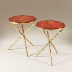 Paire de tables d'appoint tripodes italiennes en agate rouge et or, années 1980