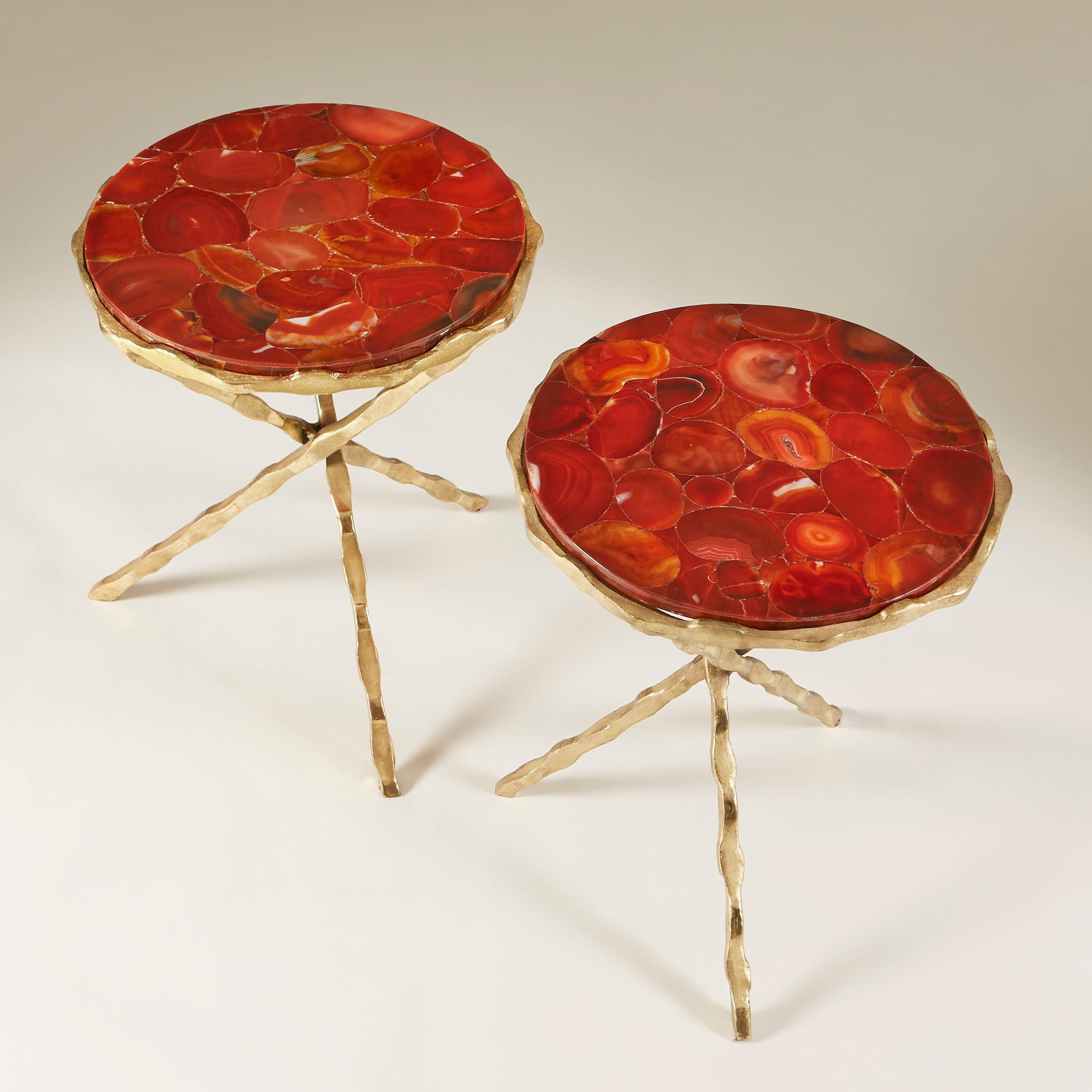 Paire de tables d'appoint tripodes italiennes en agate rouge et or, années 1980 Bon état - En vente à London, GB
