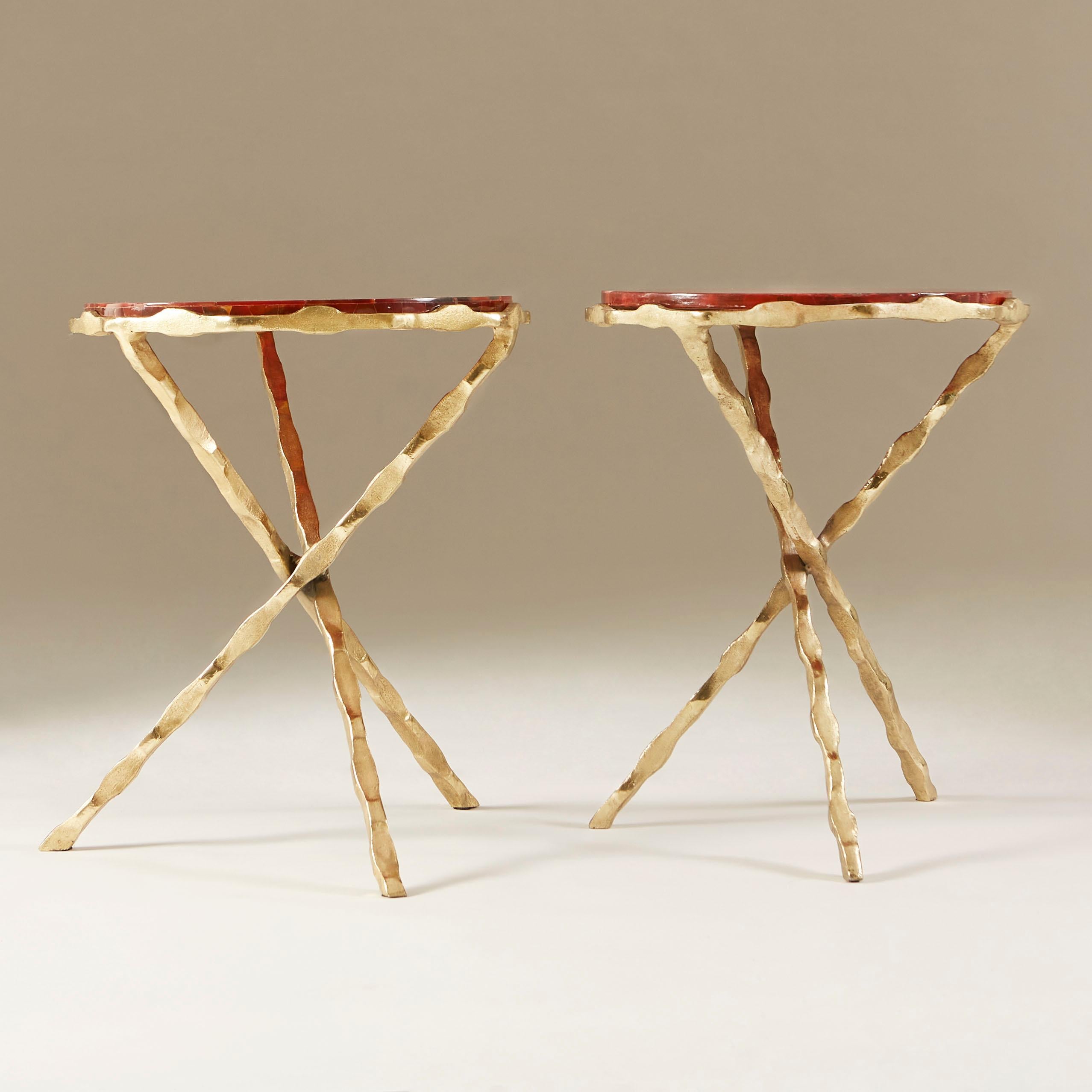 Fin du 20e siècle Paire de tables d'appoint tripodes italiennes en agate rouge et or, années 1980 en vente