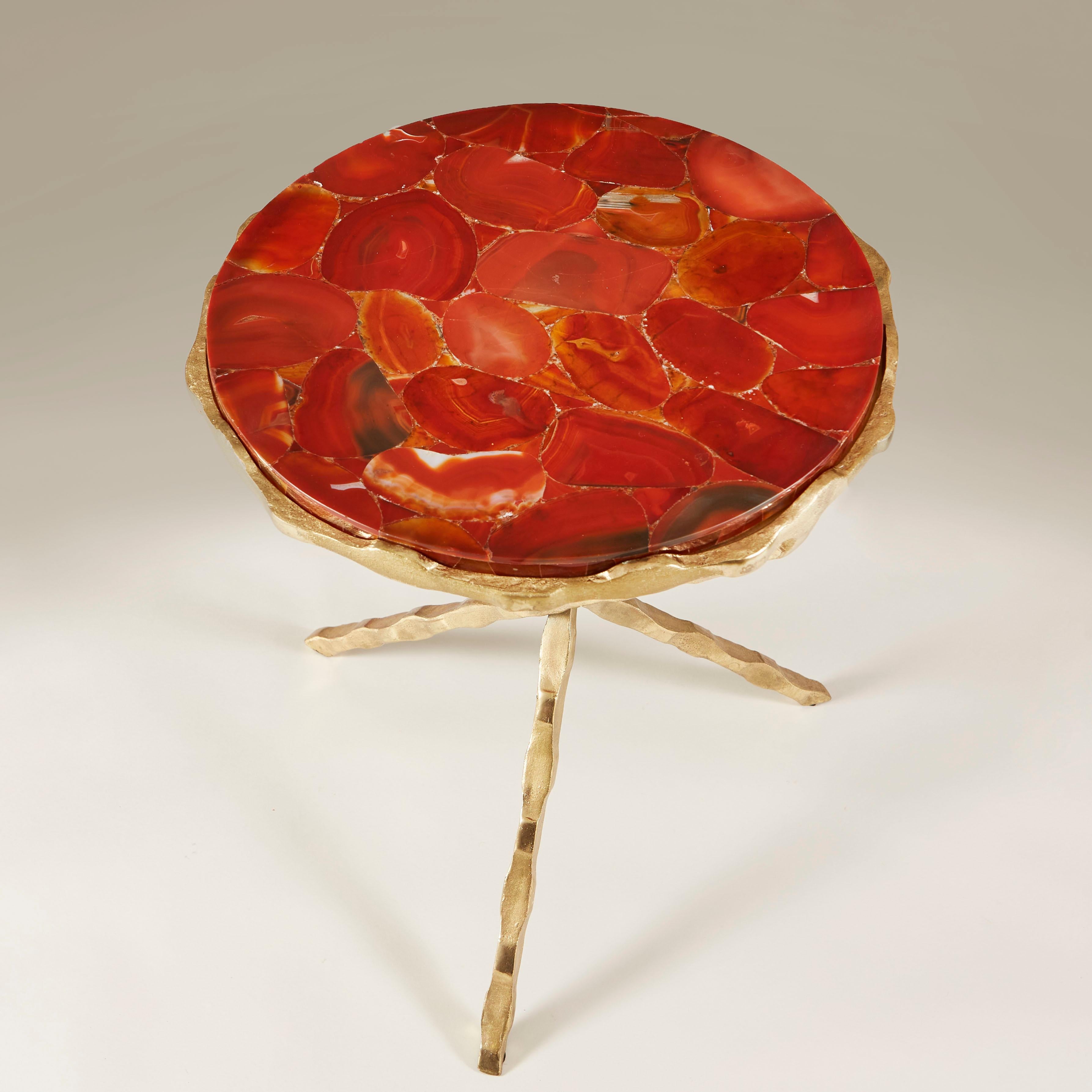 Paire de tables d'appoint tripodes italiennes en agate rouge et or, années 1980 en vente 2