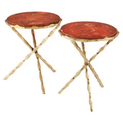 Paire de tables d'appoint tripodes italiennes en agate rouge et or, années 1980
