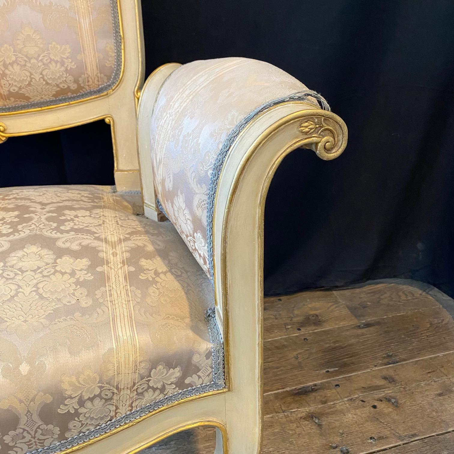 Paire de fauteuils club italiens Art Nouveau dorés à l'or et crème  en vente 9