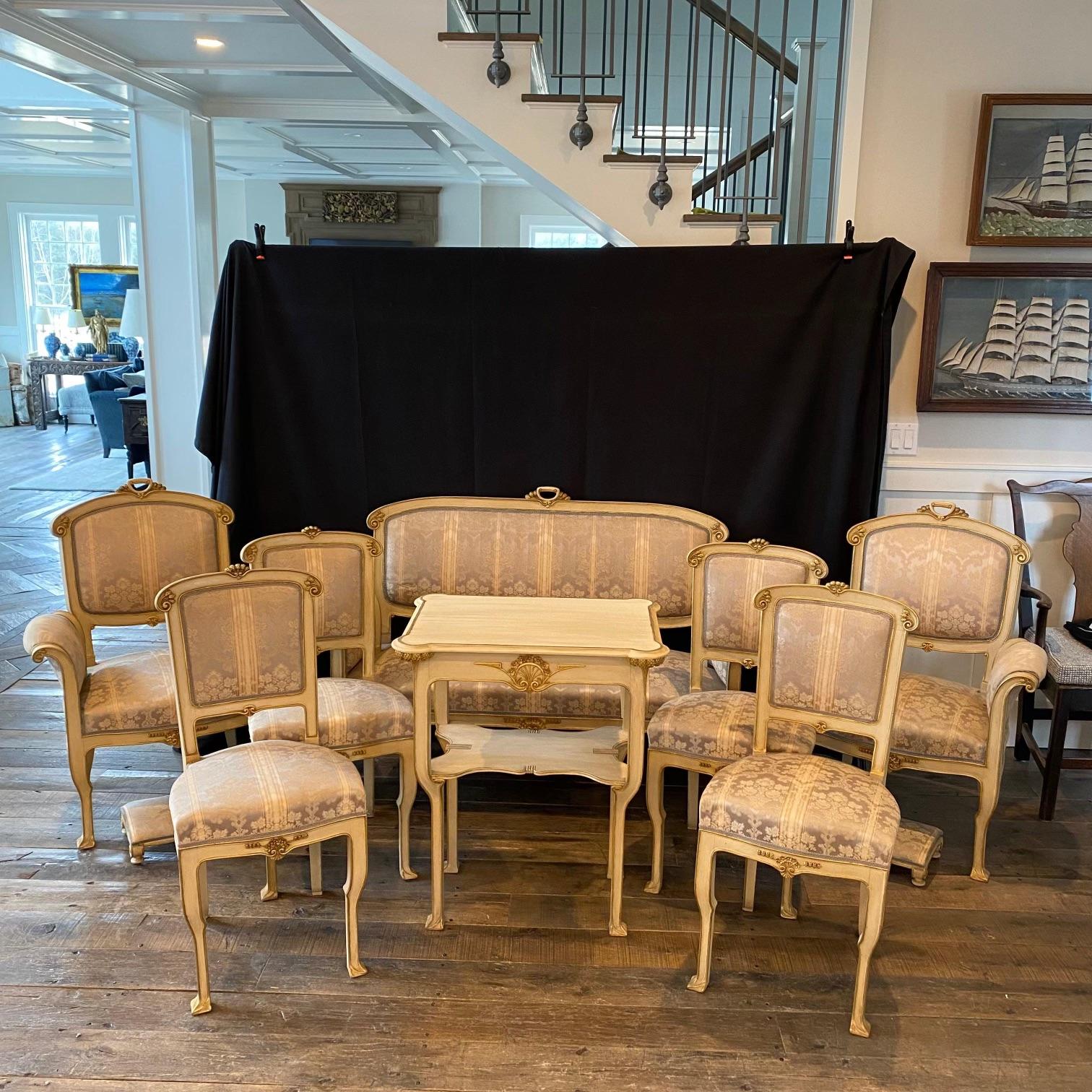 Paire de fauteuils club italiens Art Nouveau dorés à l'or et crème  en vente 14