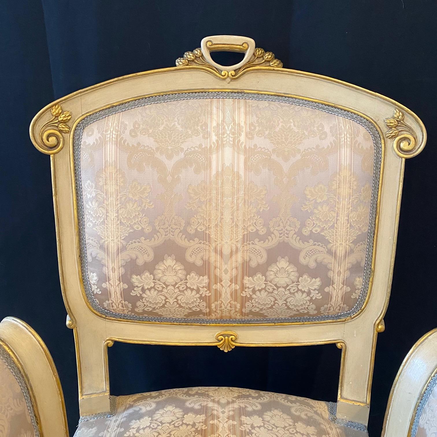 Tissu d'ameublement Paire de fauteuils club italiens Art Nouveau dorés à l'or et crème  en vente